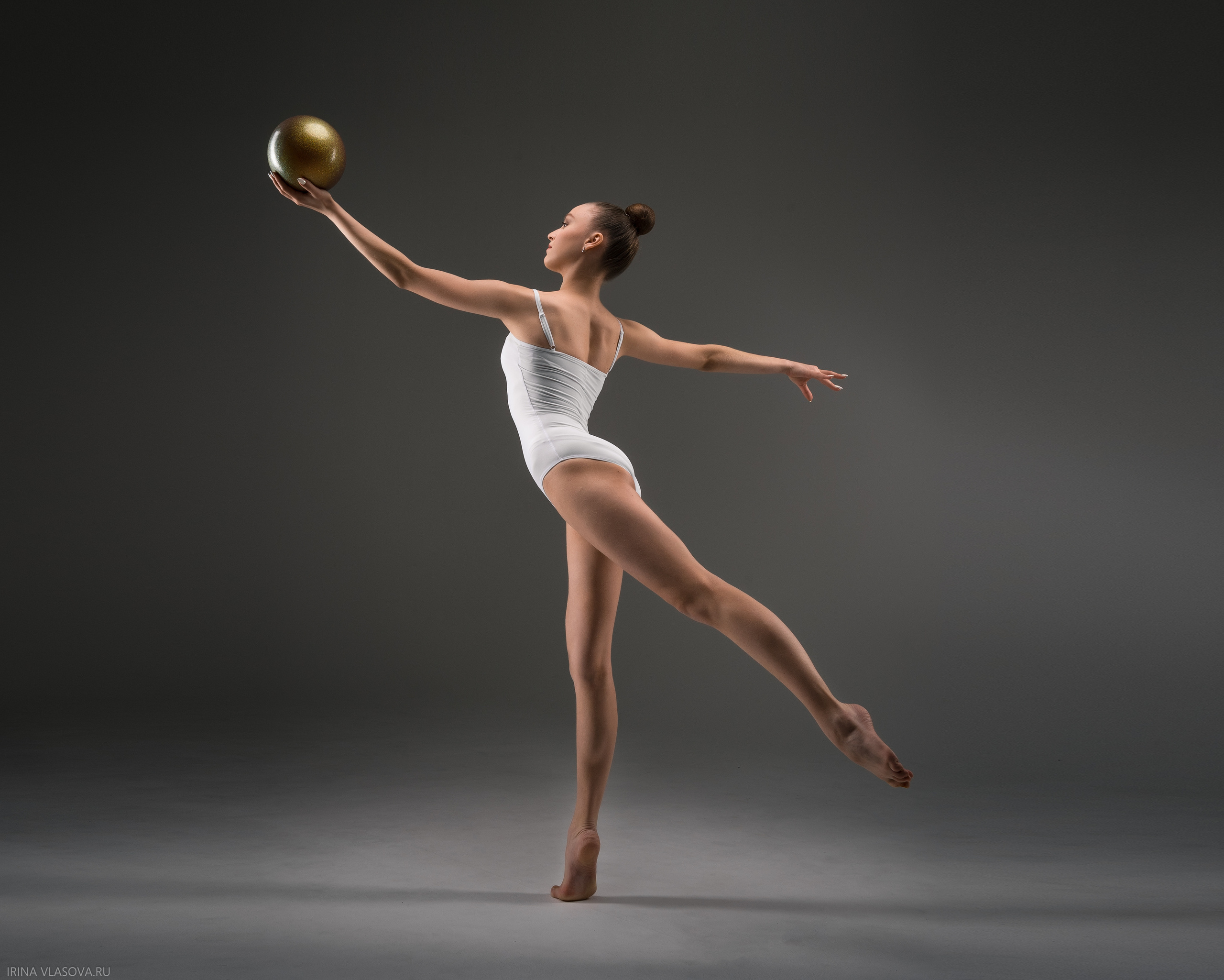 гимнастка с мячом топовый фотограф спортсменов мастер спорта по художественной гимнастике