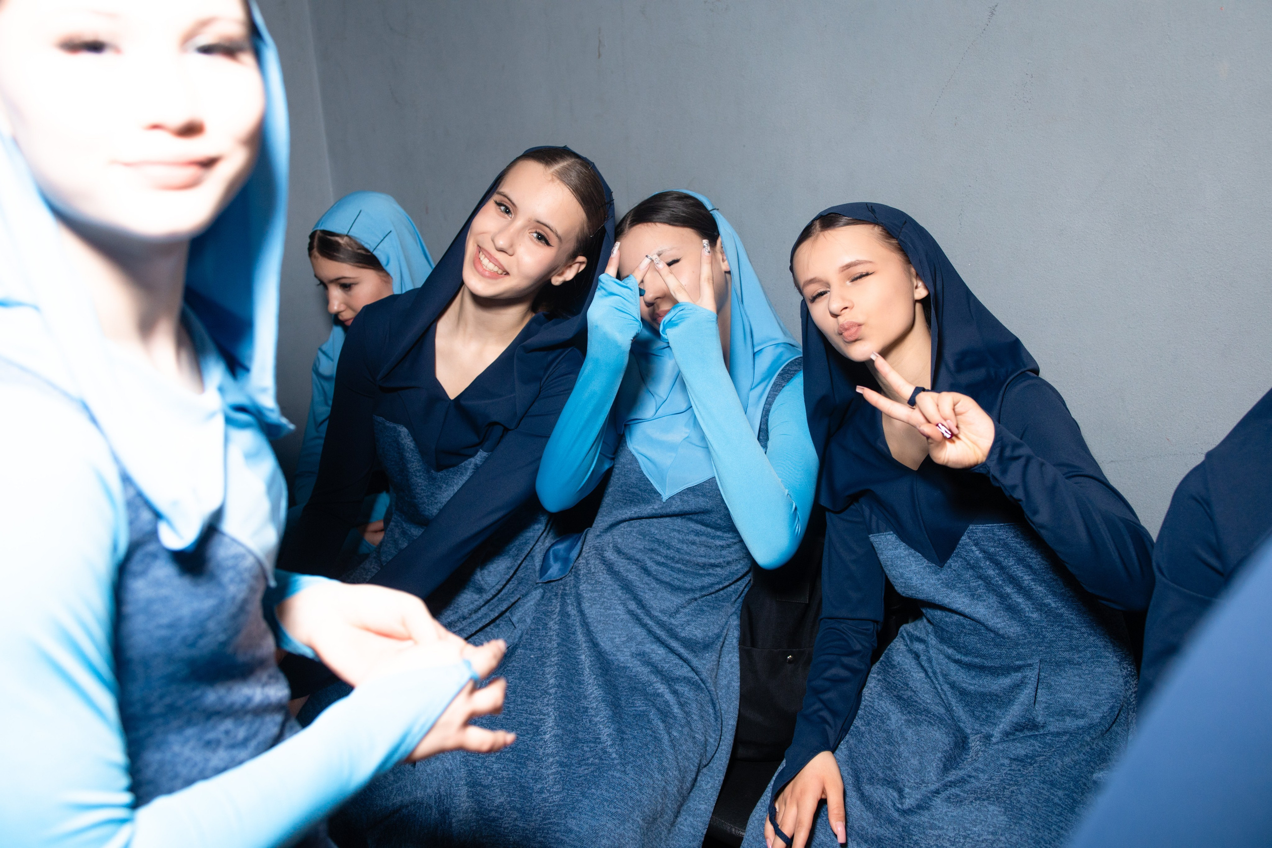 Закулисный кадр веселых девушек-танцовщиц