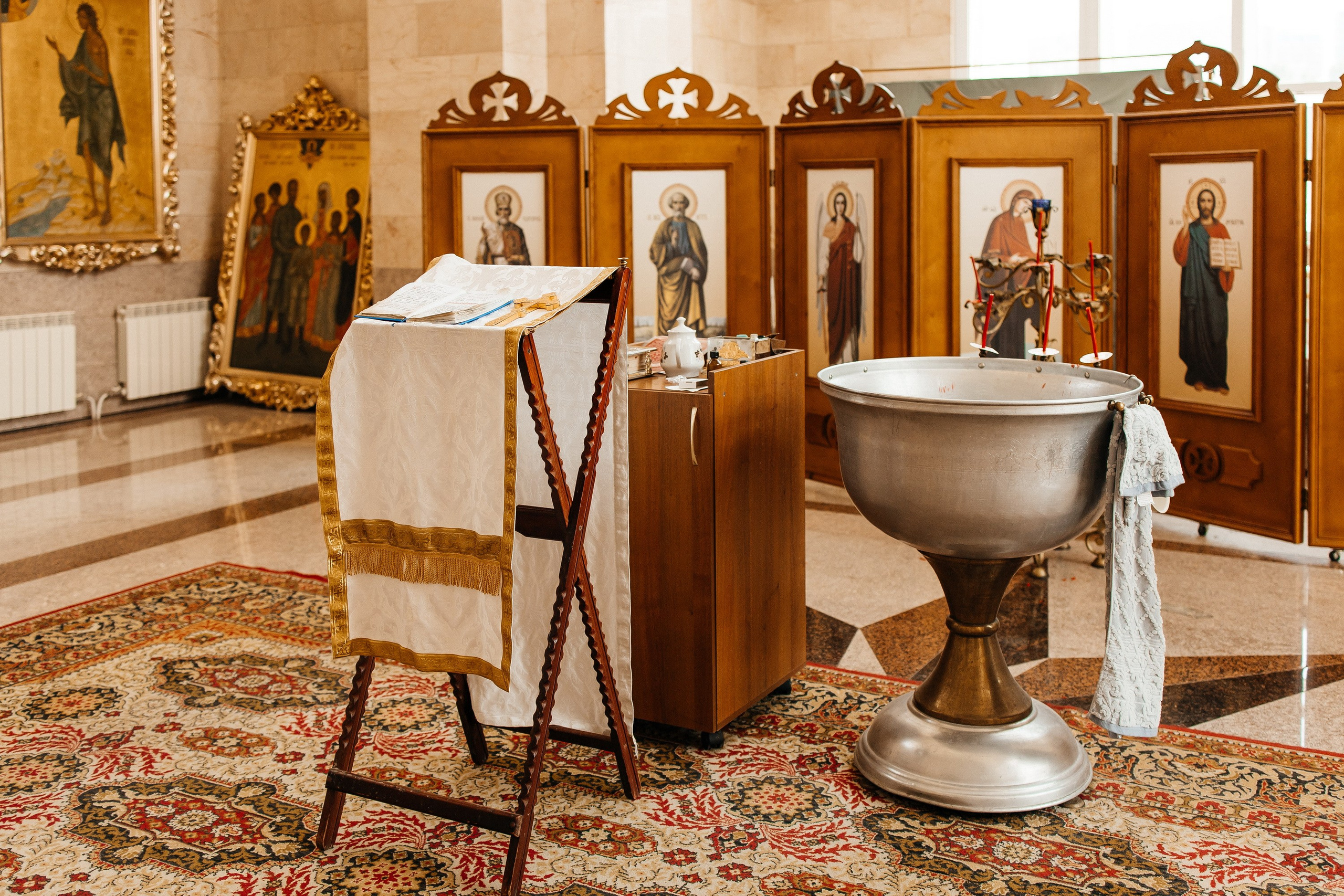 купель в храме подготовленная для таинства крещения
