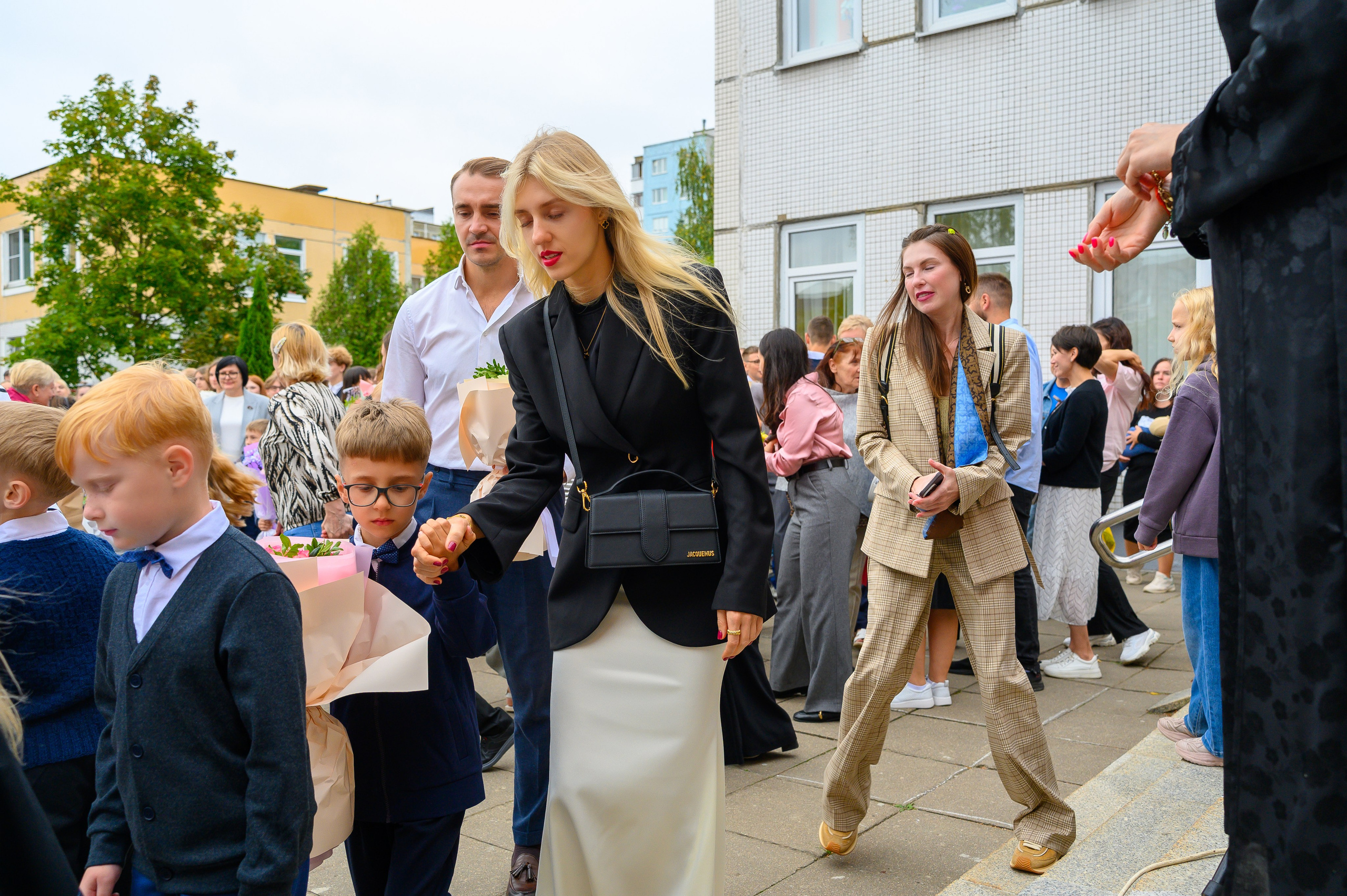 Вот звучит первый звонок, перед этим долгое приготовление к новому этапу в жизни, Яромир идет в школу. Фотоуслуги, услуги фотографа, фотографирование важных событий