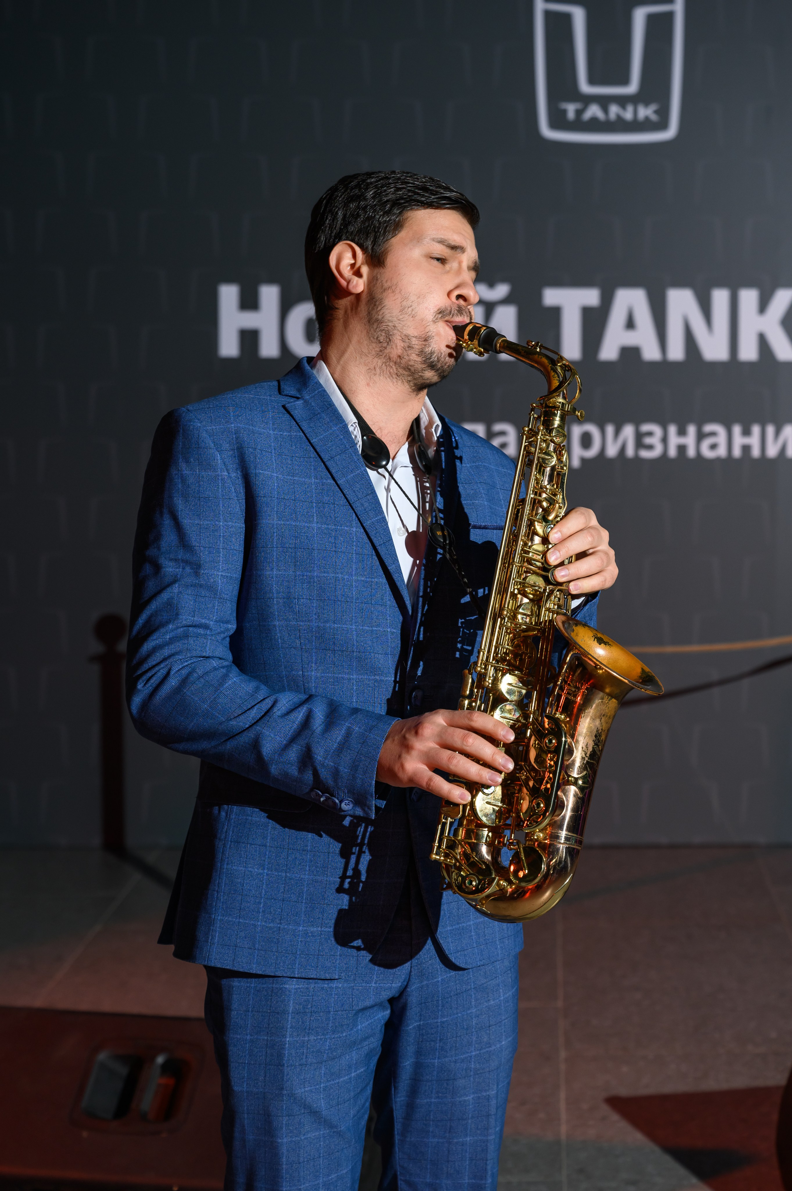 Автосалон Танк. Свадебный фотограф Москва Юрий Кульман