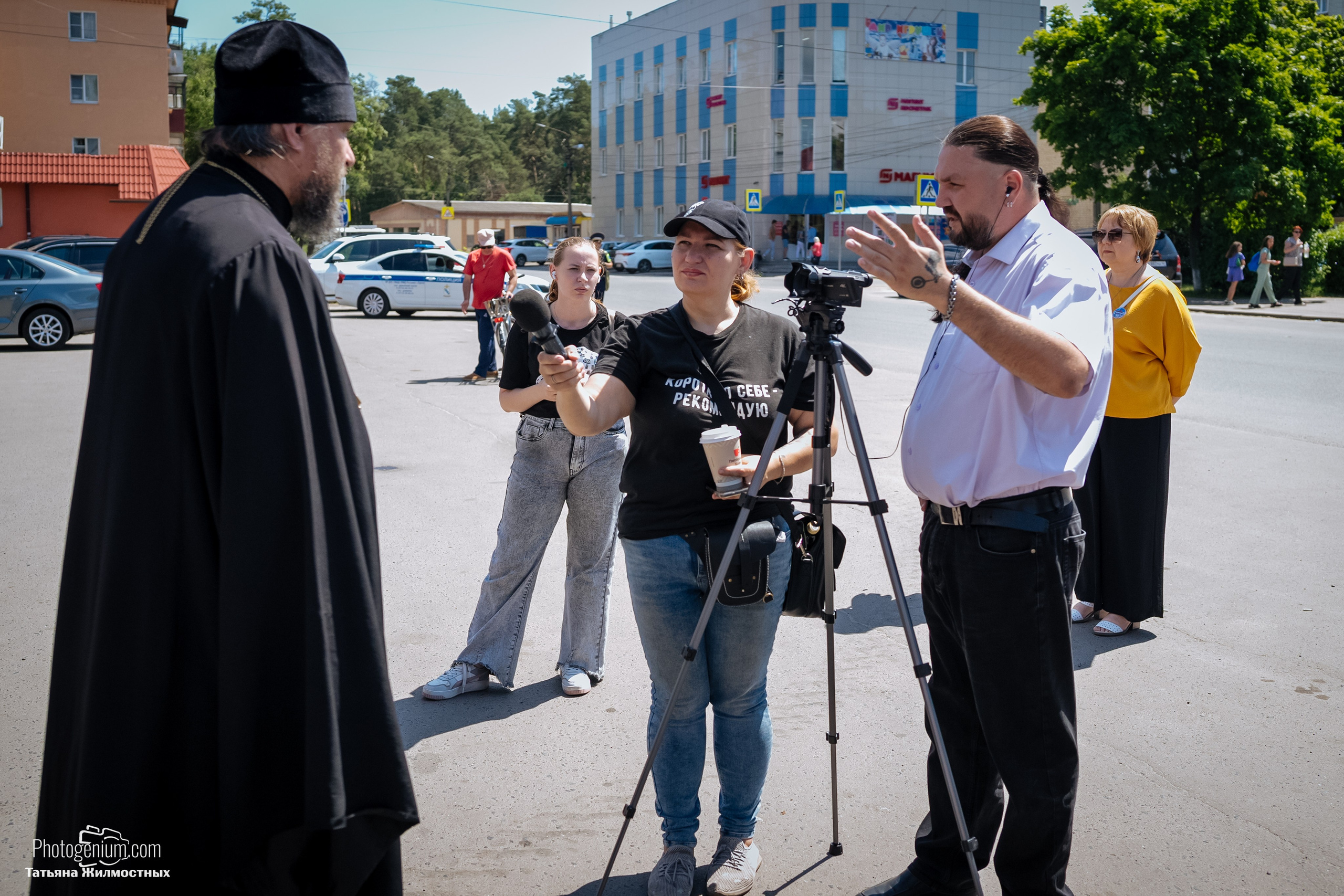 8 июня «Патриоты из Курска» сбор гуманитарной помощи у кинотеатра «Родина». Фотограф Нижний Новгород Татьяна Кейод