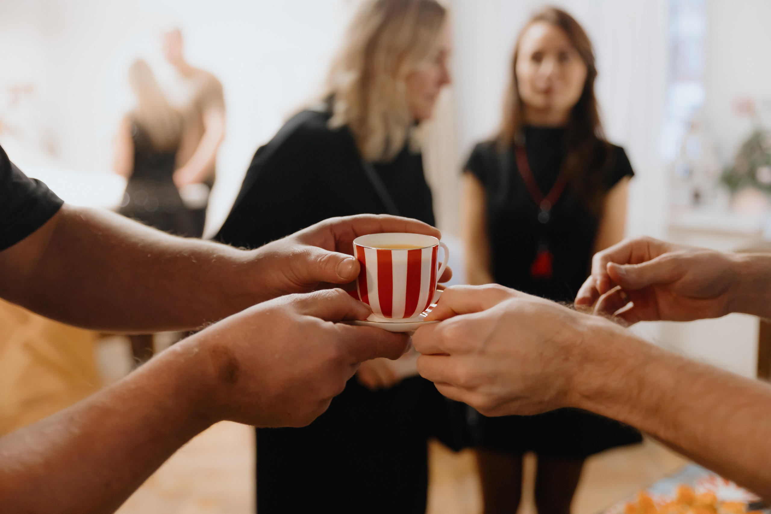 Предновогодний «Кофе-рейв» в L. DECO 17 декабря 2025 года. L. Deco интерьерный салон. Краски/обои/лепной декор