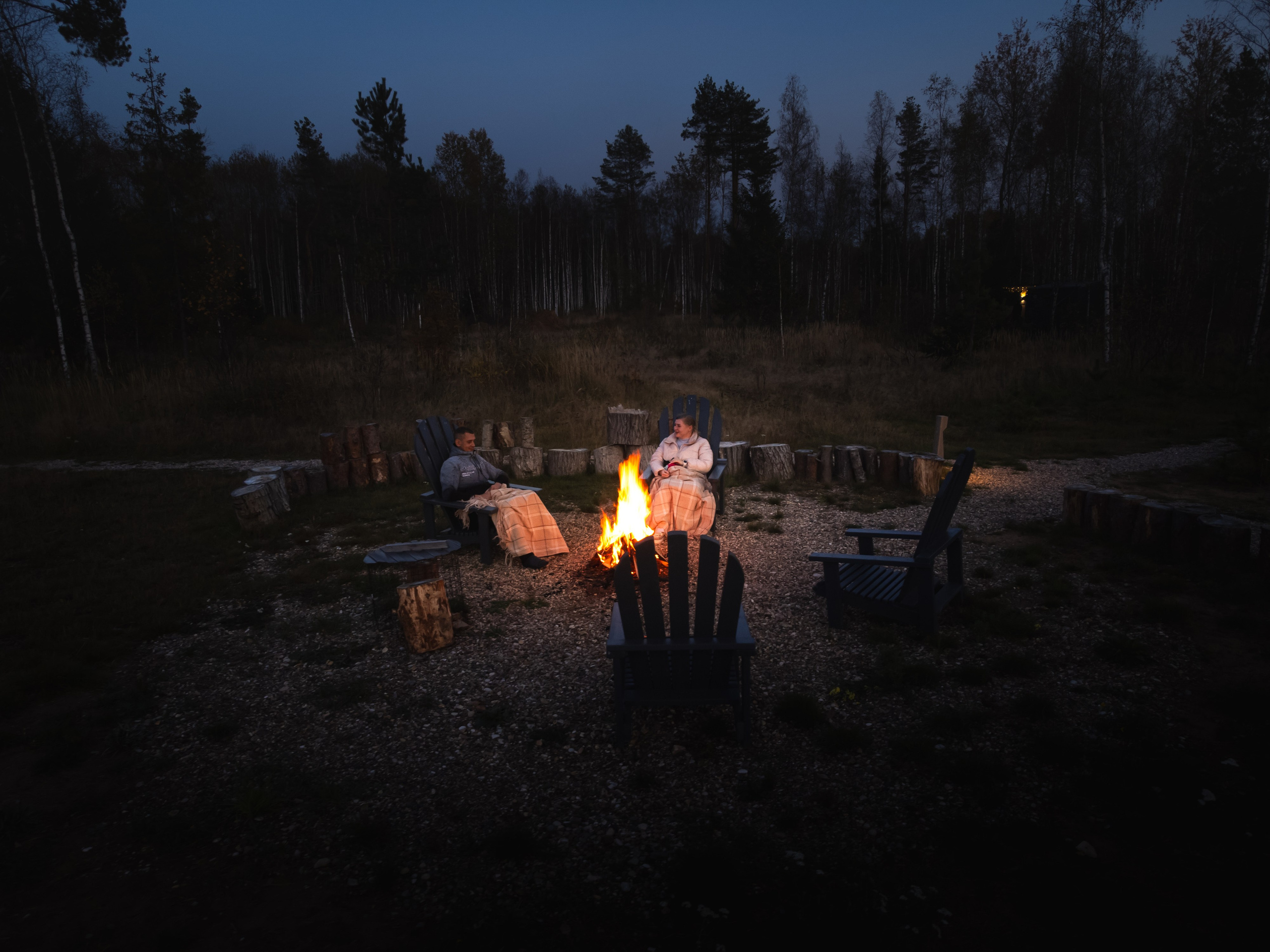 Костровая зона, трава, осень, лес, природа, база отдыха, загородный клуб, "ПОБЕГ ИЗ ГОРОДА", ночь, люди сидят у костра