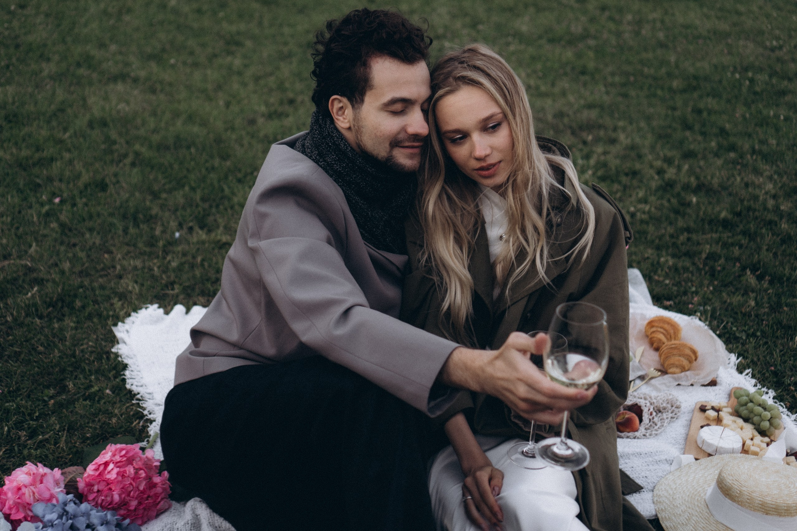 СВАДЕБНАЯ СЬЕМКА ПАРЫ НА РАССВЕТЕ В БЕЛЫЕ НОЧИ И ПРОГУЛКА С РАЗВОДНЫМИ МОСТАМИ И ПИКНИК ВОЗЛЕ ИСАКИЕВСКОГО СОБОРА. Профессиональный фотограф, Санкт-Петербург — Виктория Богомолова