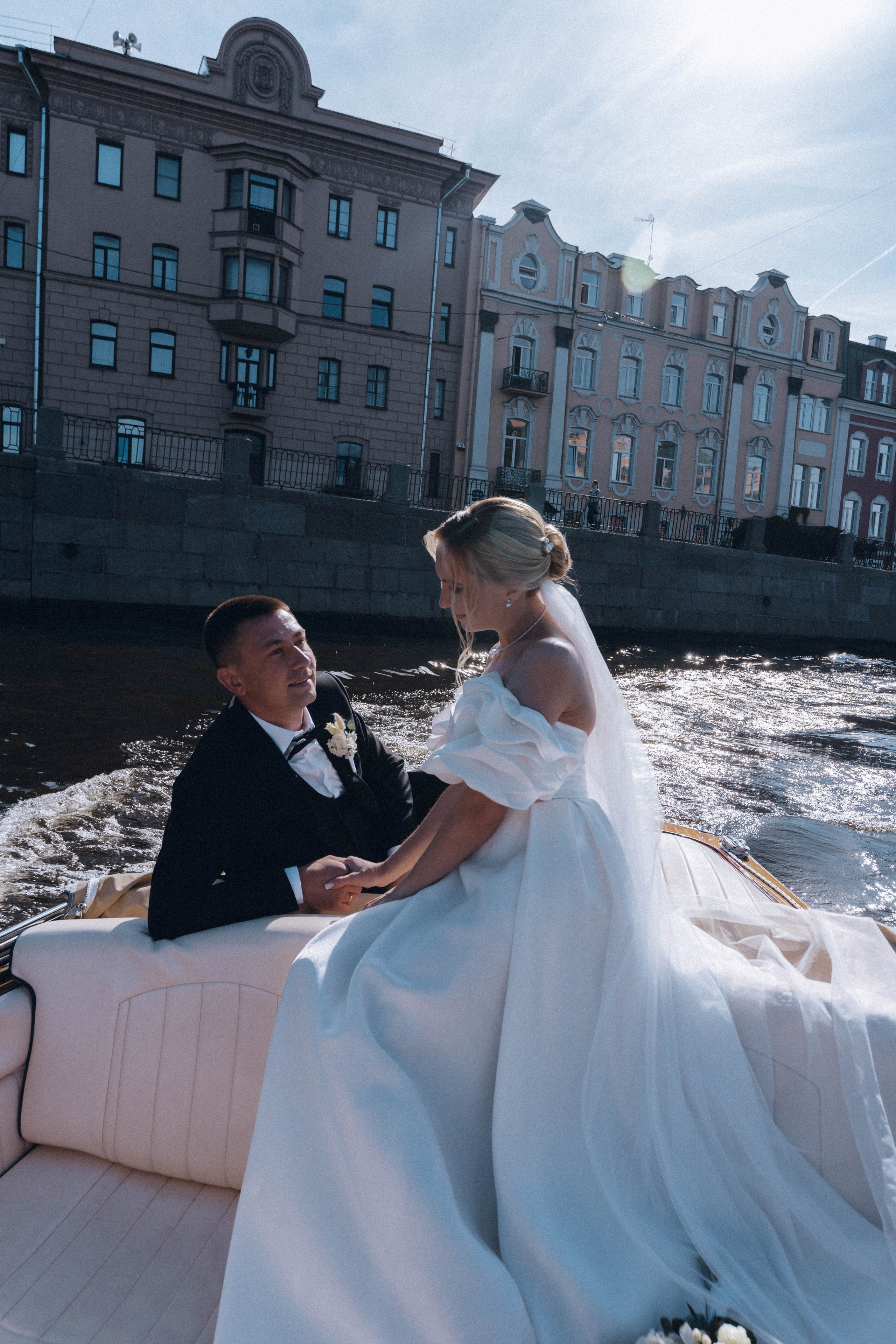 СВАДЕНБНАЯ СЬЕМКА НА КАТЕРЕ ПО КАНАЛАМ САНКТ-ПЕТЕРБУРГА И В АКВАТОРИИ НЕВЫ. Профессиональный фотограф, Санкт-Петербург — Виктория Богомолова