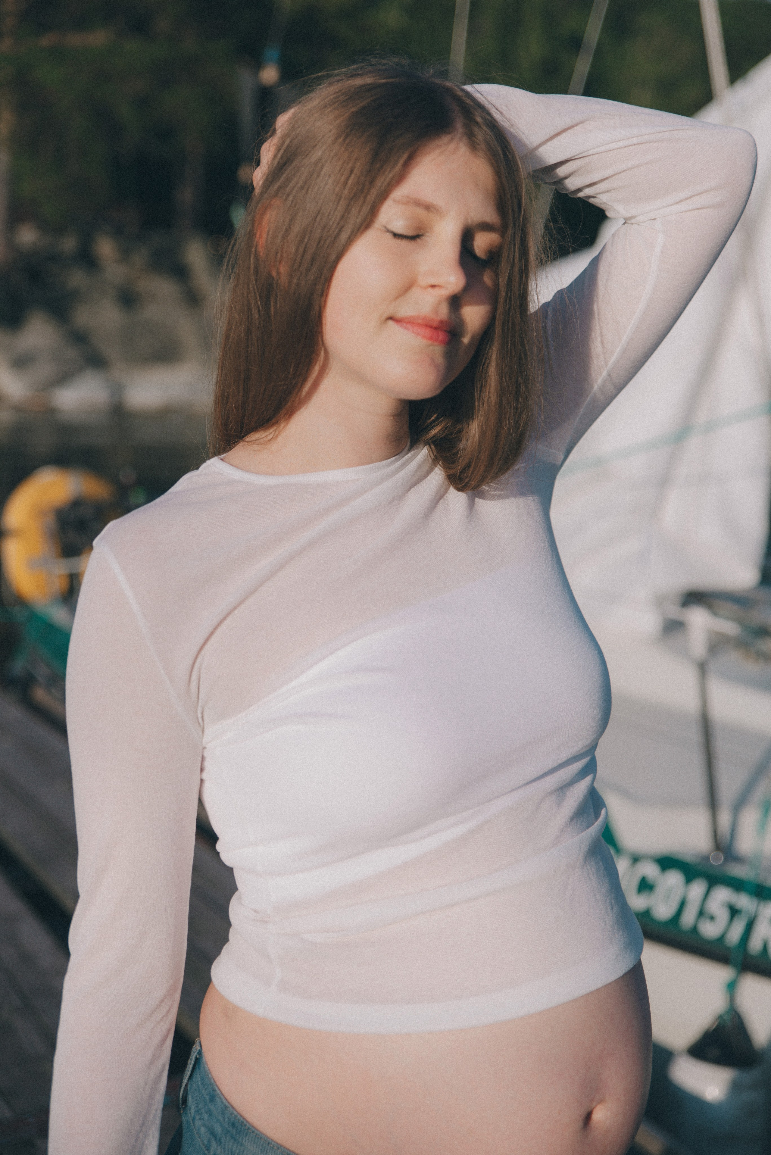 девушка в белом лонгсливе