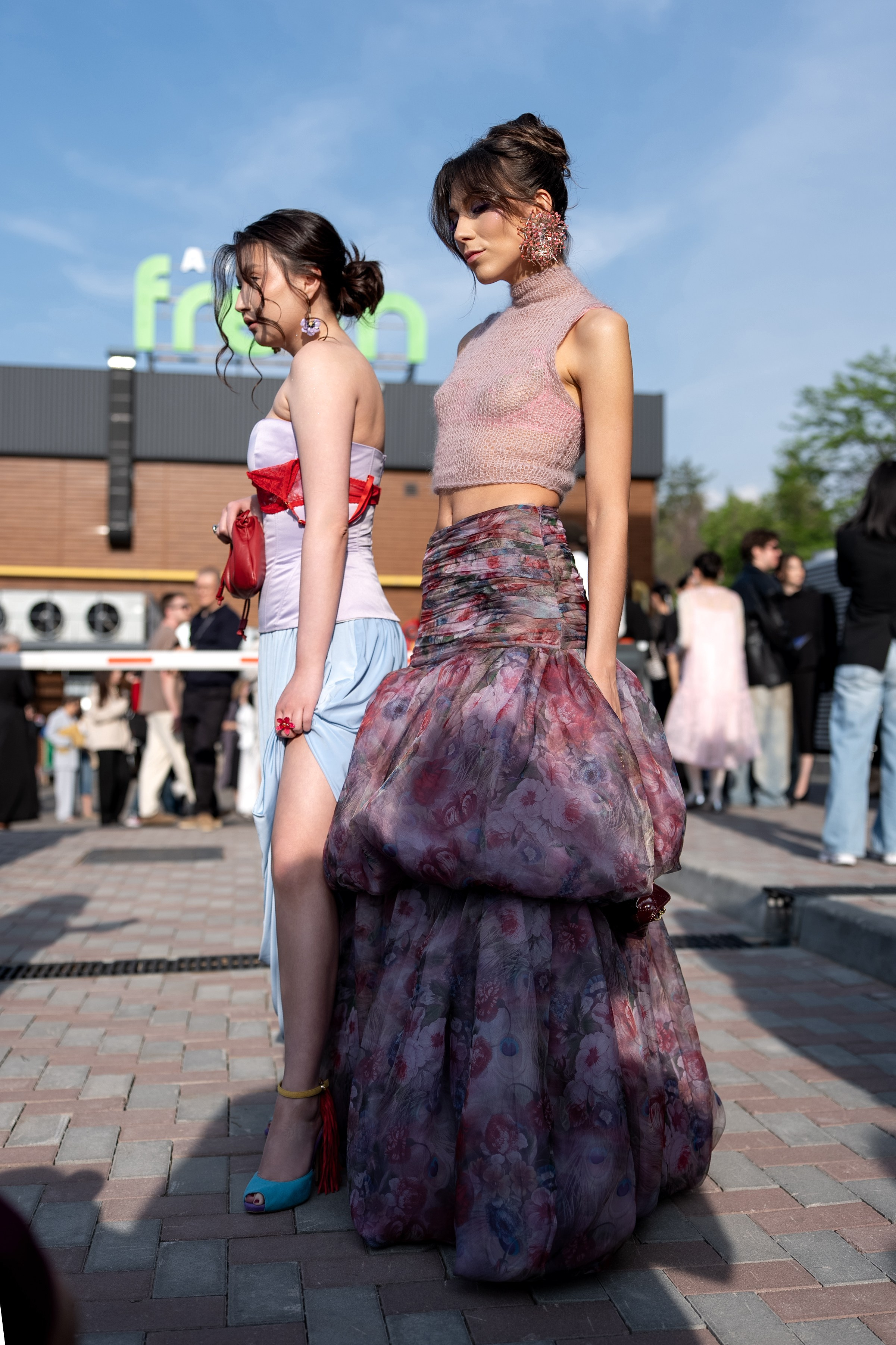 Visa Fashion Week Almaty Pre-Fall 2026 April StreetStyle Day 1. Сайт Алматинского НЮ АРТ, будуар и фэшн фотографа Дениса Карпенко