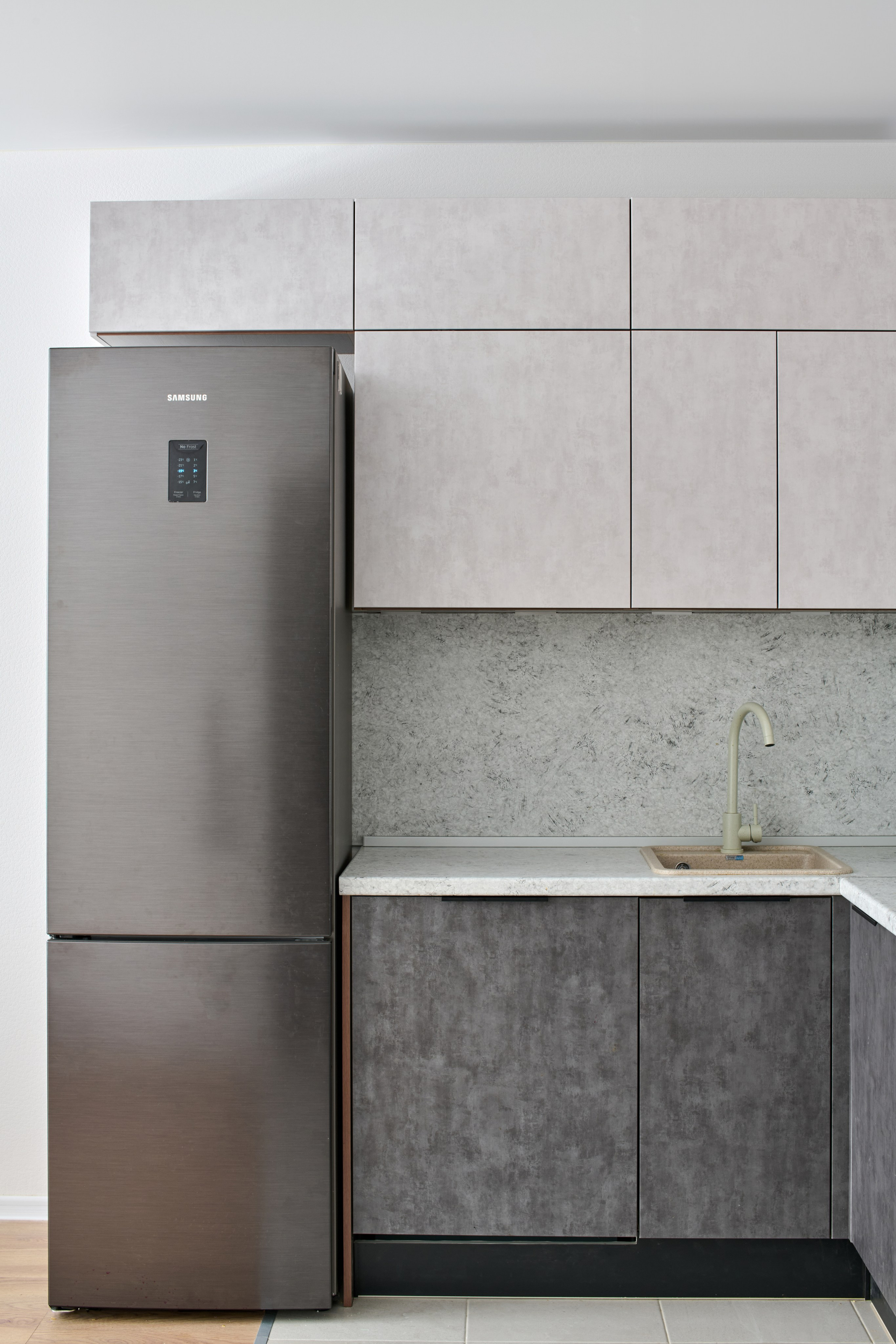 Кухня с холодильником, ниша с техникой, серые фасады