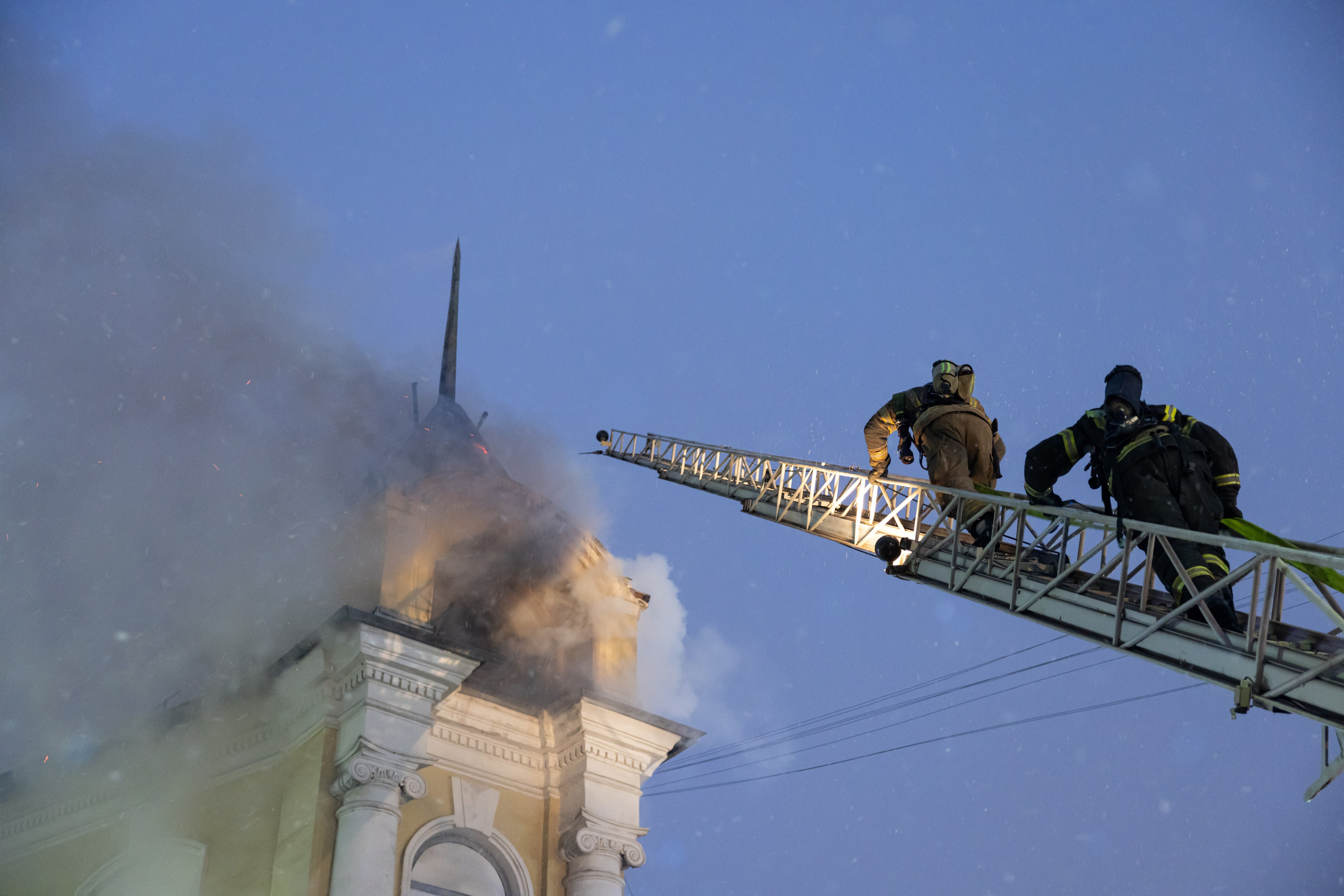 Пожар на ул. Советская 15 (13 января 2025). Репортажный фотограф Алексей Пирязев