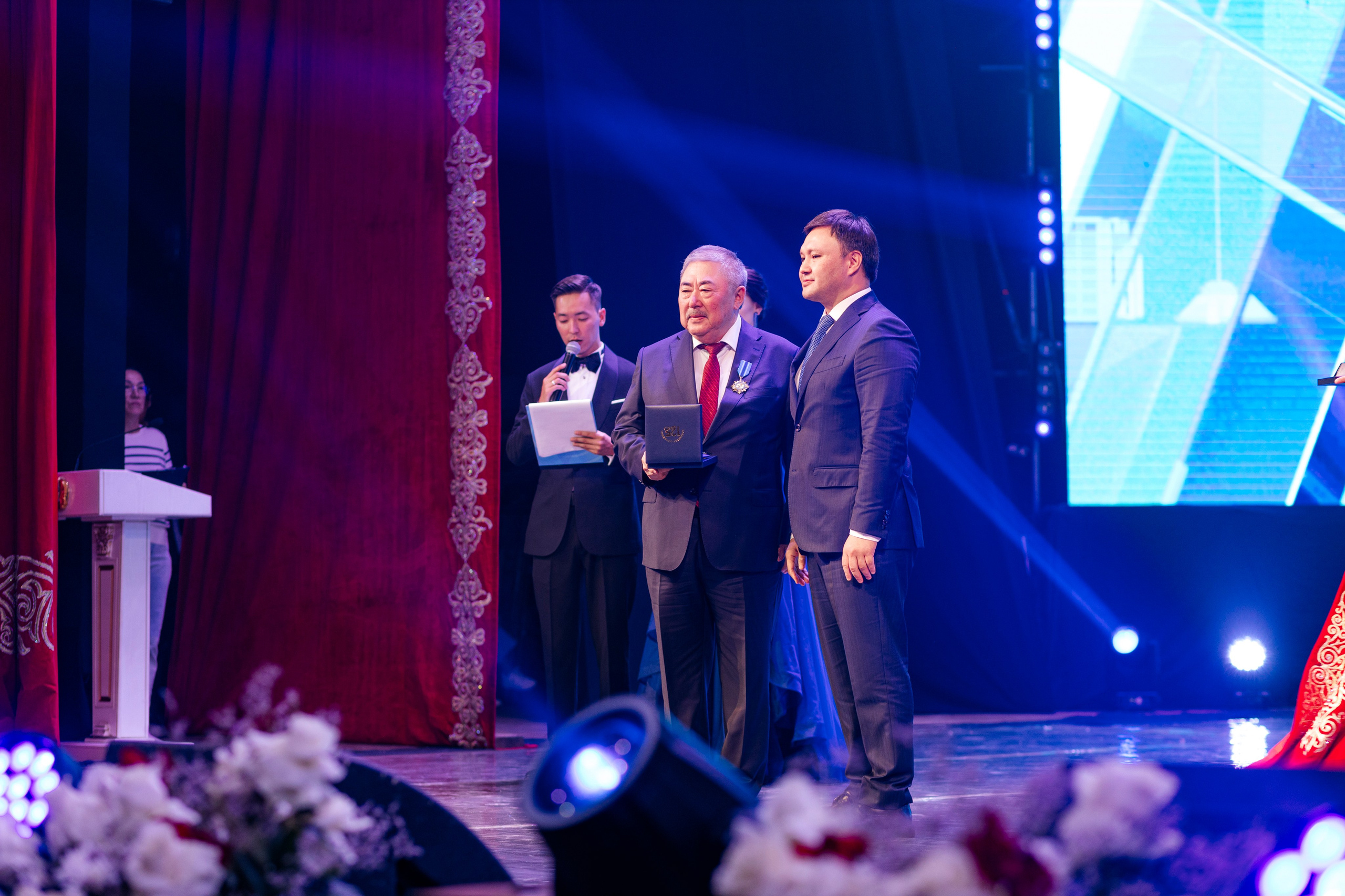 Фотосъёмка для Kazmunaygas. Фотограф в Алматы Сиражев Карымсак. Фотосессия, бизнес портреты