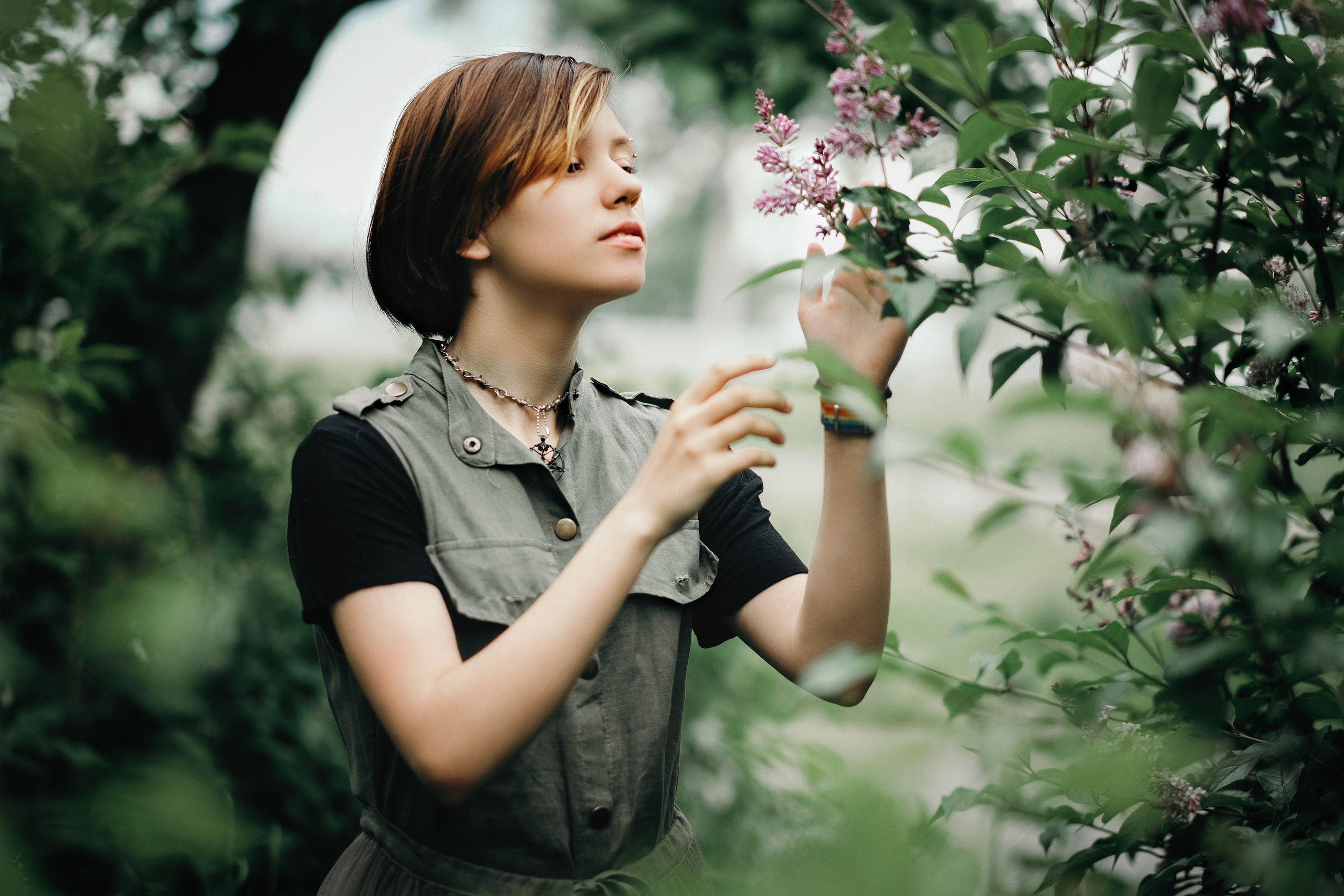 девочка разглядывает цветущую яблоню. фотограф денис ожигин. город архангельск.