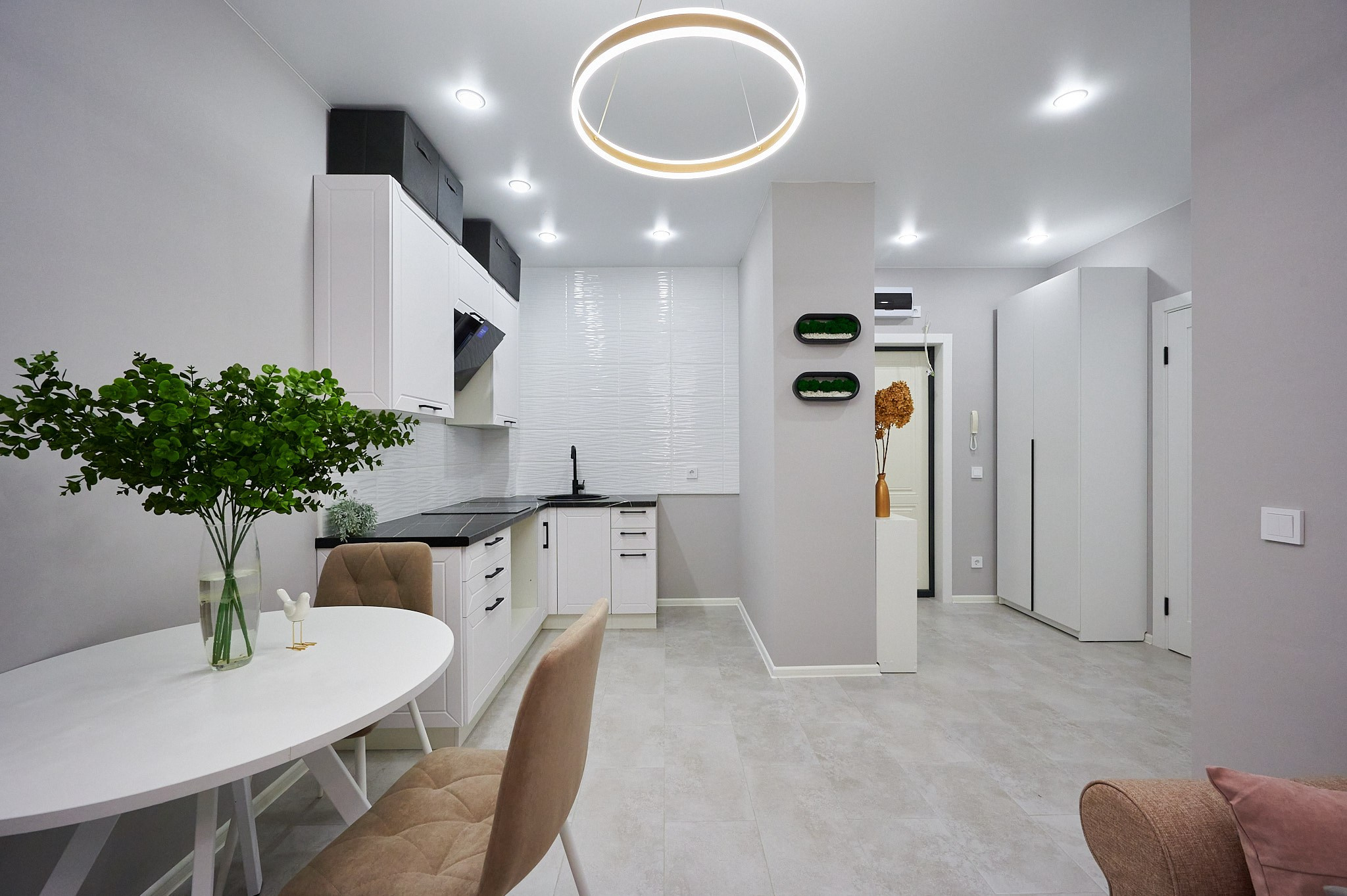 белые шкафы белая входная дверь 