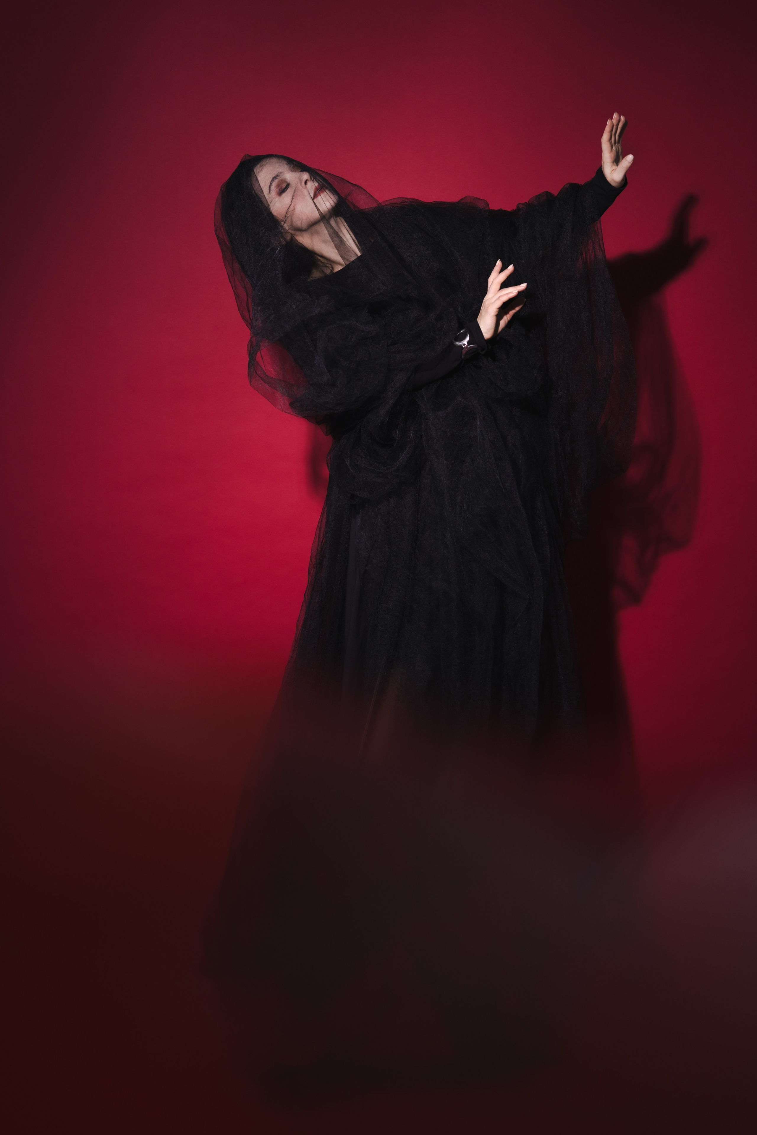 Нана Татишвили, девушка в черном платье на красном фоне