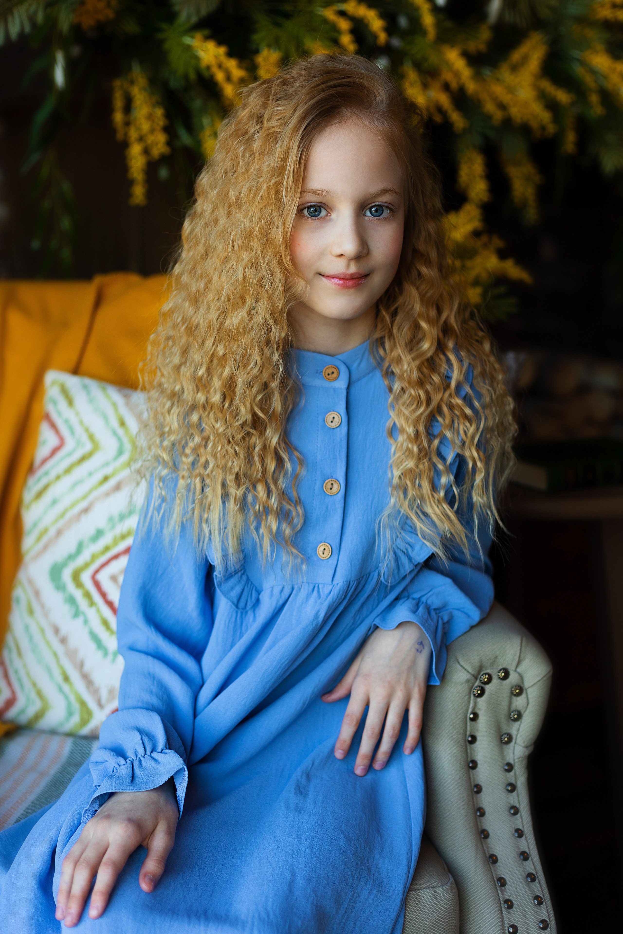 Алиса с сестренкой. Детская фотосессия в студии с мимозой. Семейный и детский фотограф в Санкт-Петербурге Павлова Елена