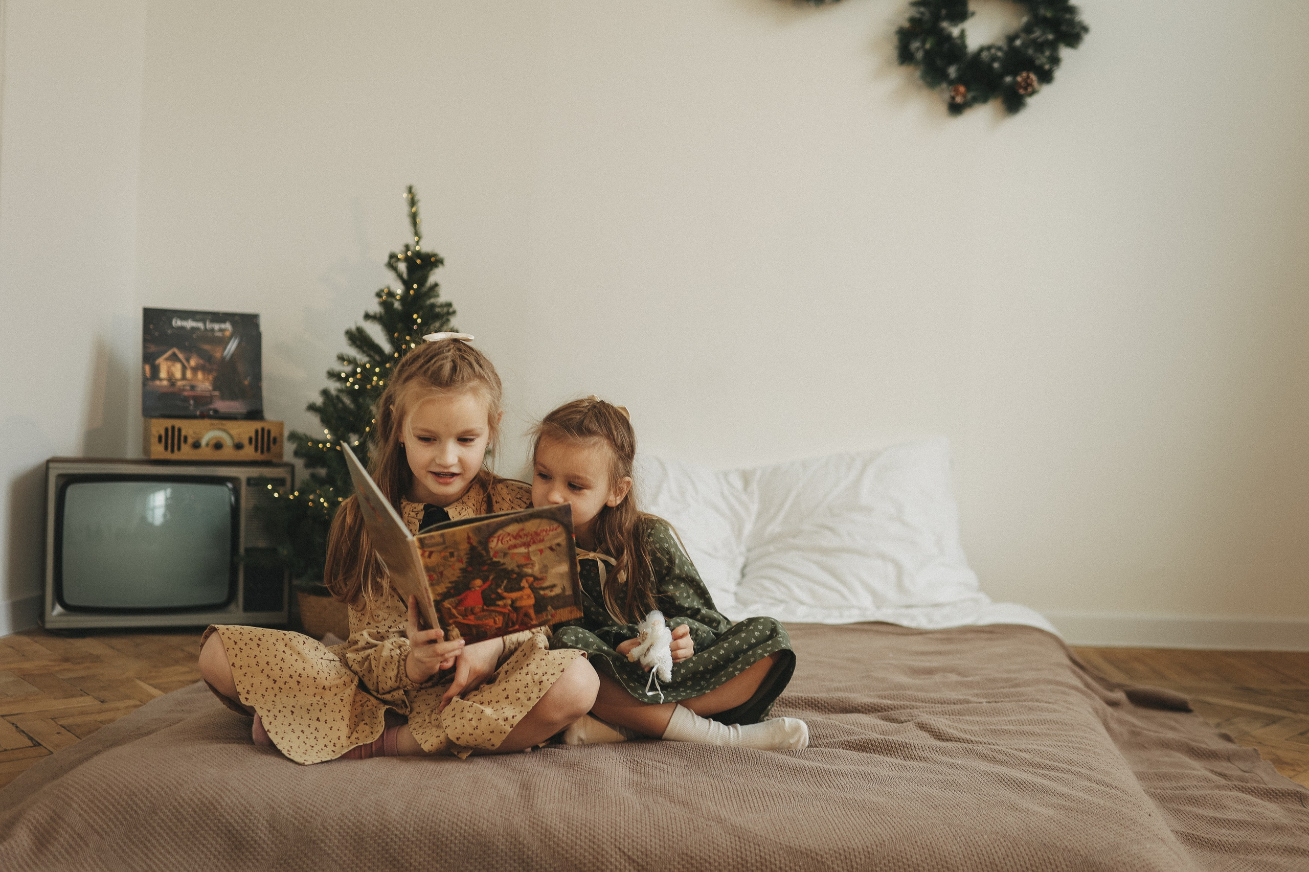 Новогодняя фотосессия двух сестричек. Фотограф Владимир Москва