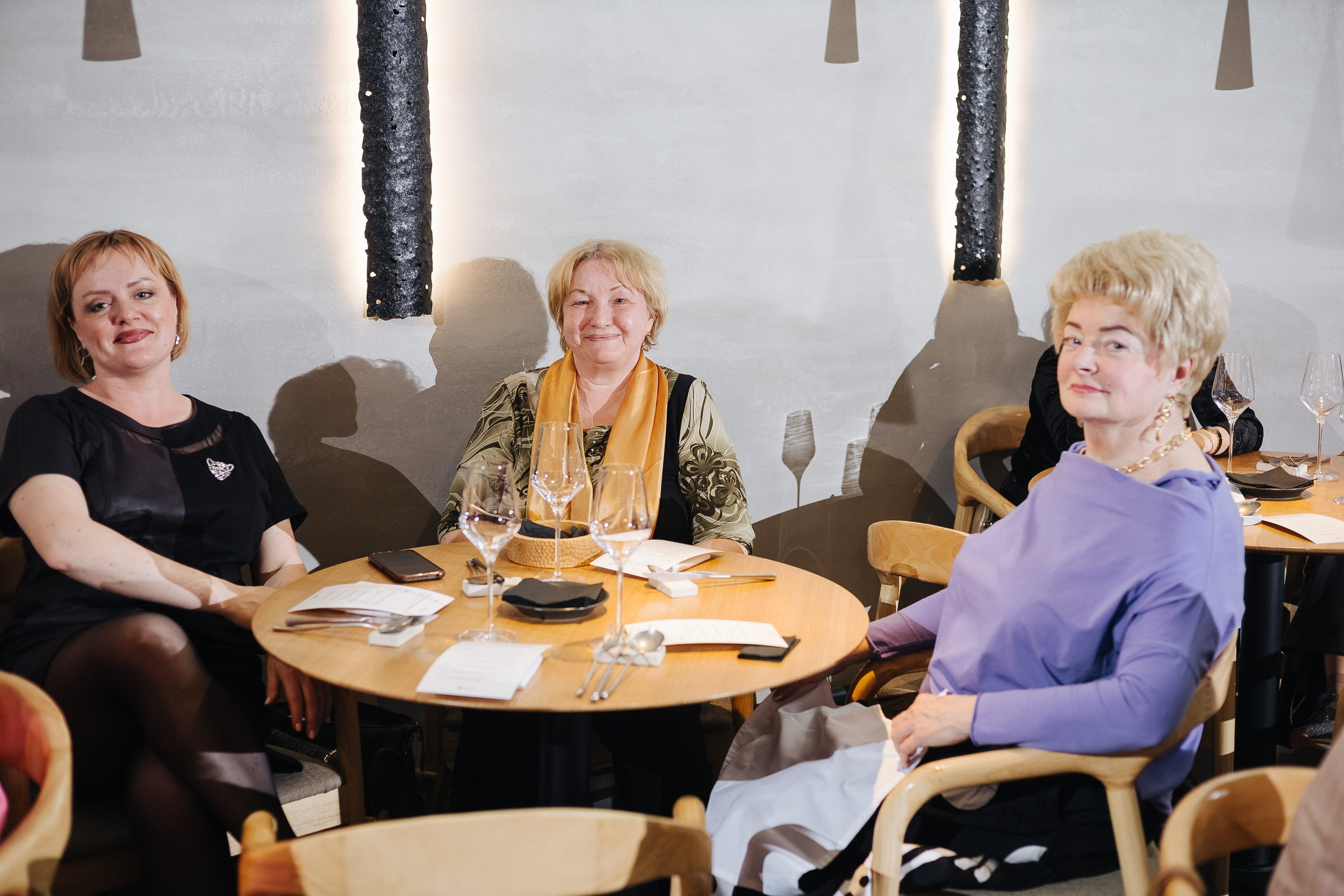 Презентация открытия магазина женской одежды GLVR в ресторане Fresco. Фотограф в Красноярске Надежда Воскресенская