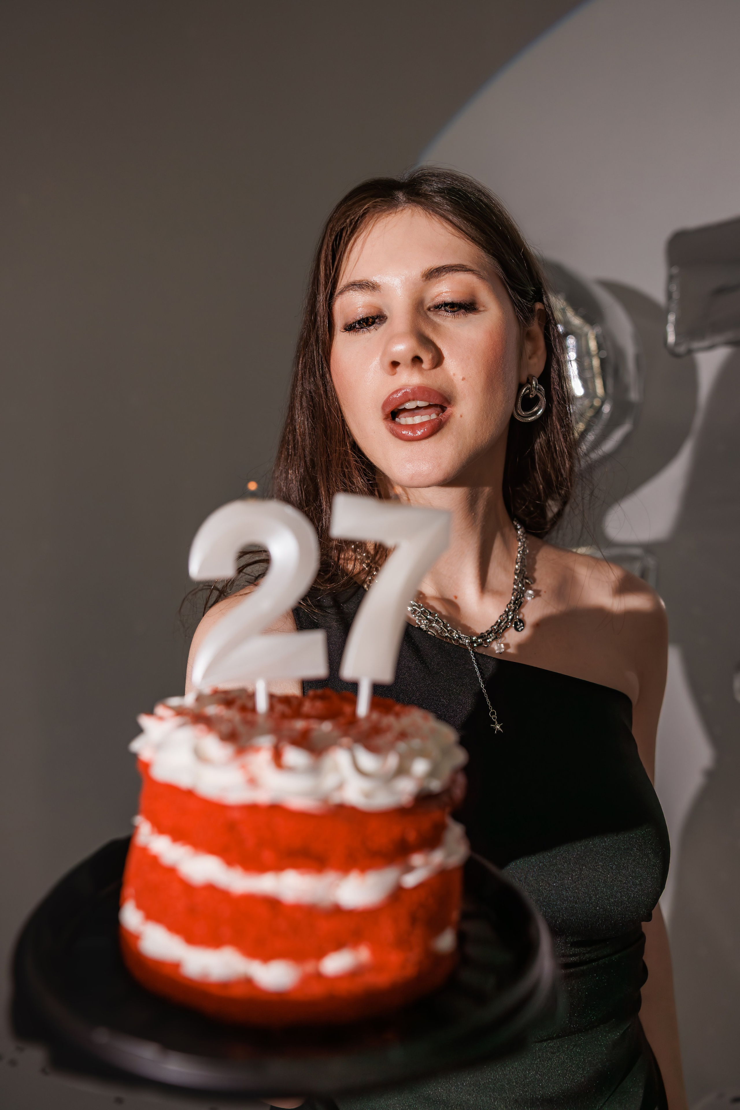 Фотосессия девушки на 27-летие в Хабаровске: именинница с праздничным тортом "Красный бархат" и свечами-цифрами. Идеи для стильной съемки дня рождения