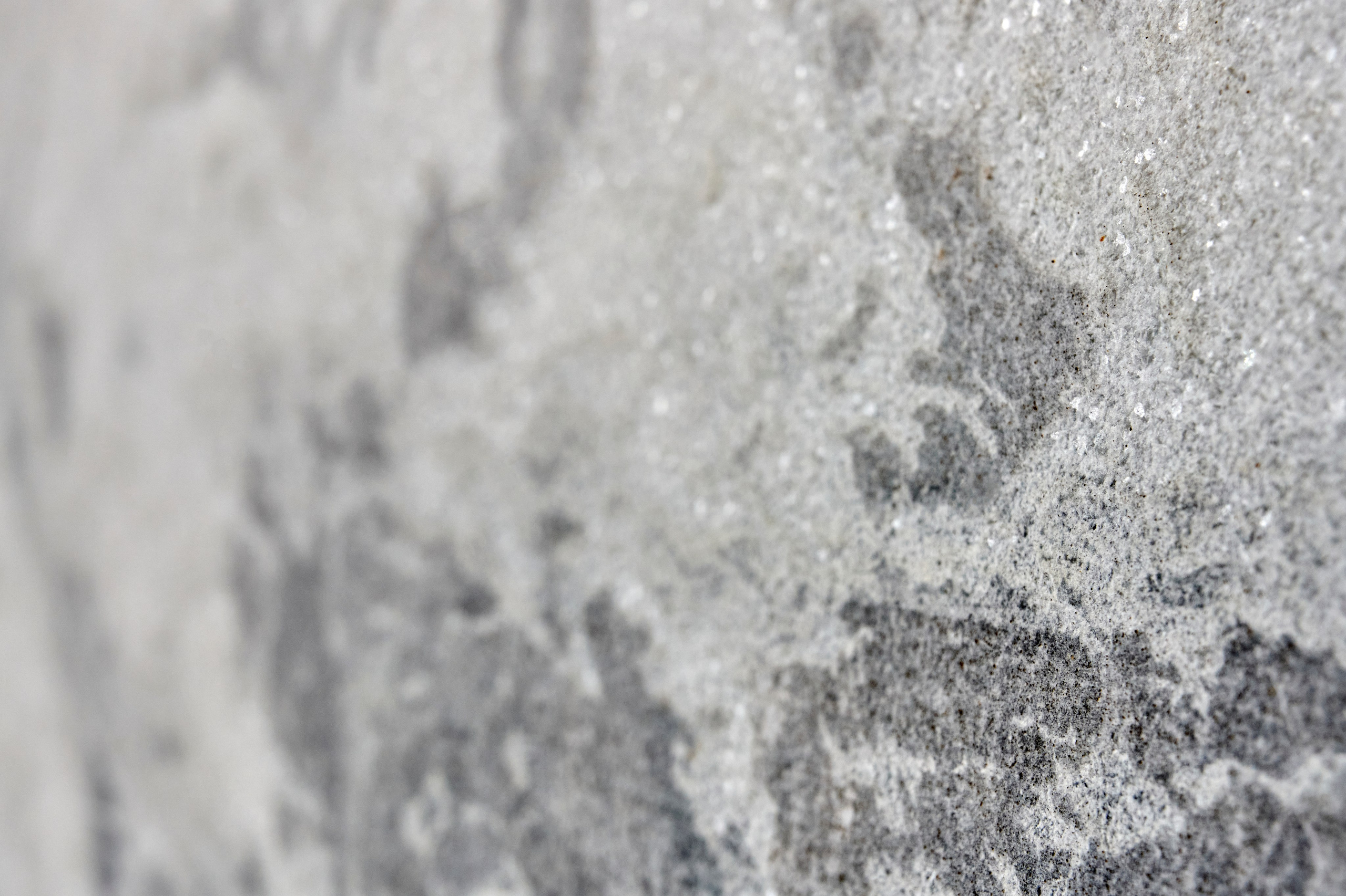 Фактура серого камня крупным планом, природные включения