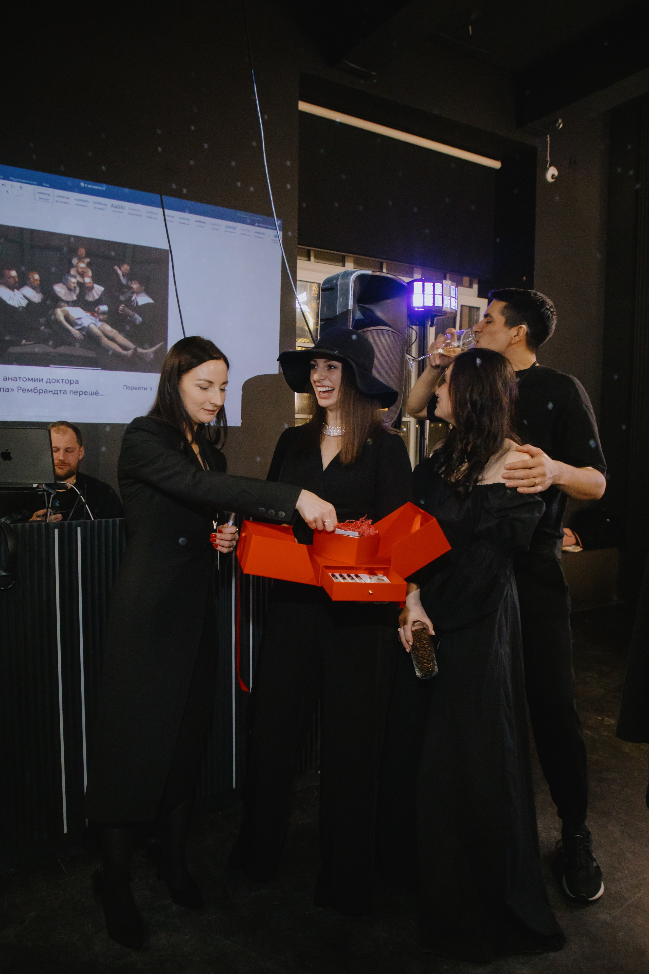 See `You Perfume. Фотограф в Москве и Санкт-Петербурге Дарина