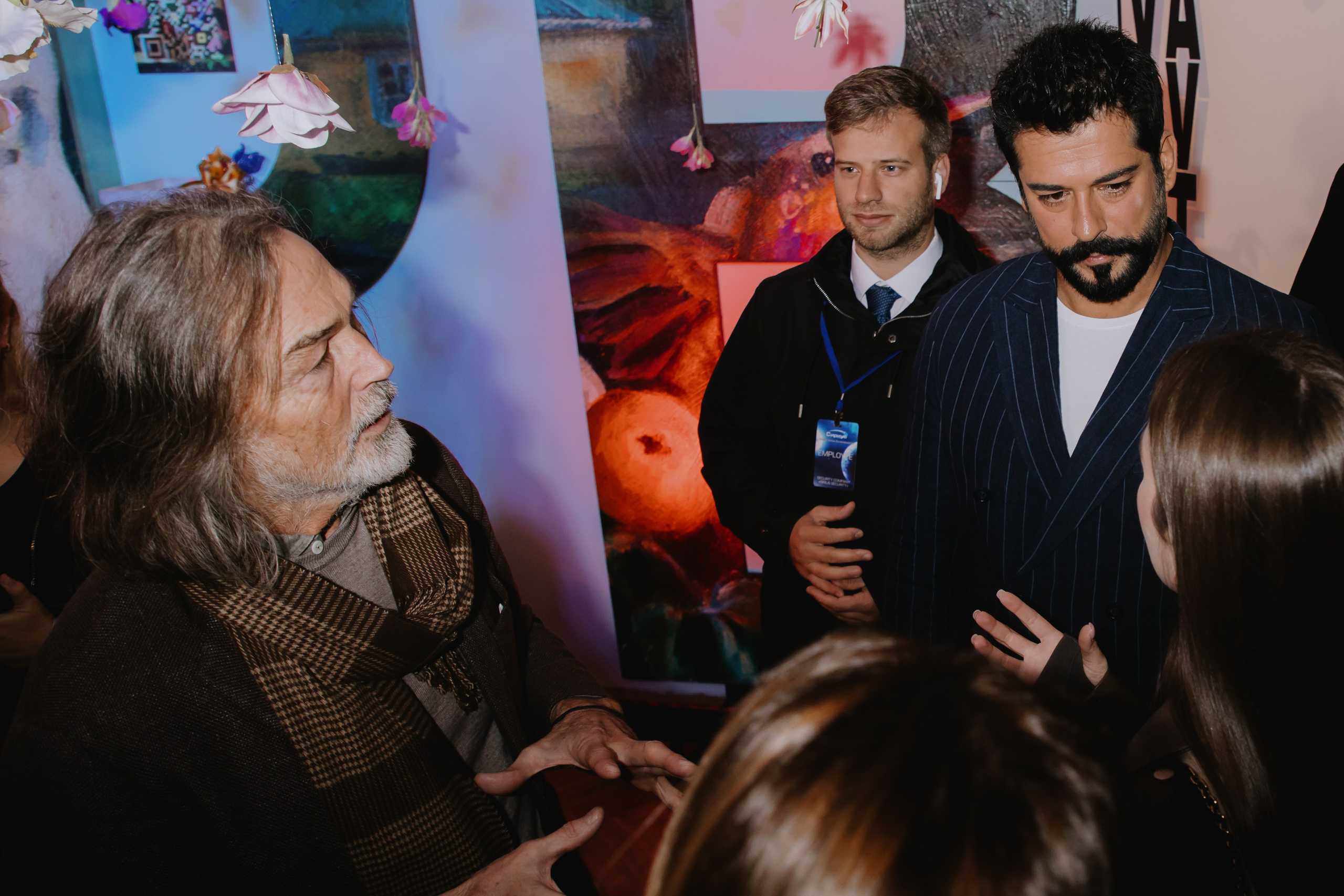 Бурак Озчивит посетил выставку Никаса Сафронова. Фотограф в Москве и Санкт-Петербурге Дарина