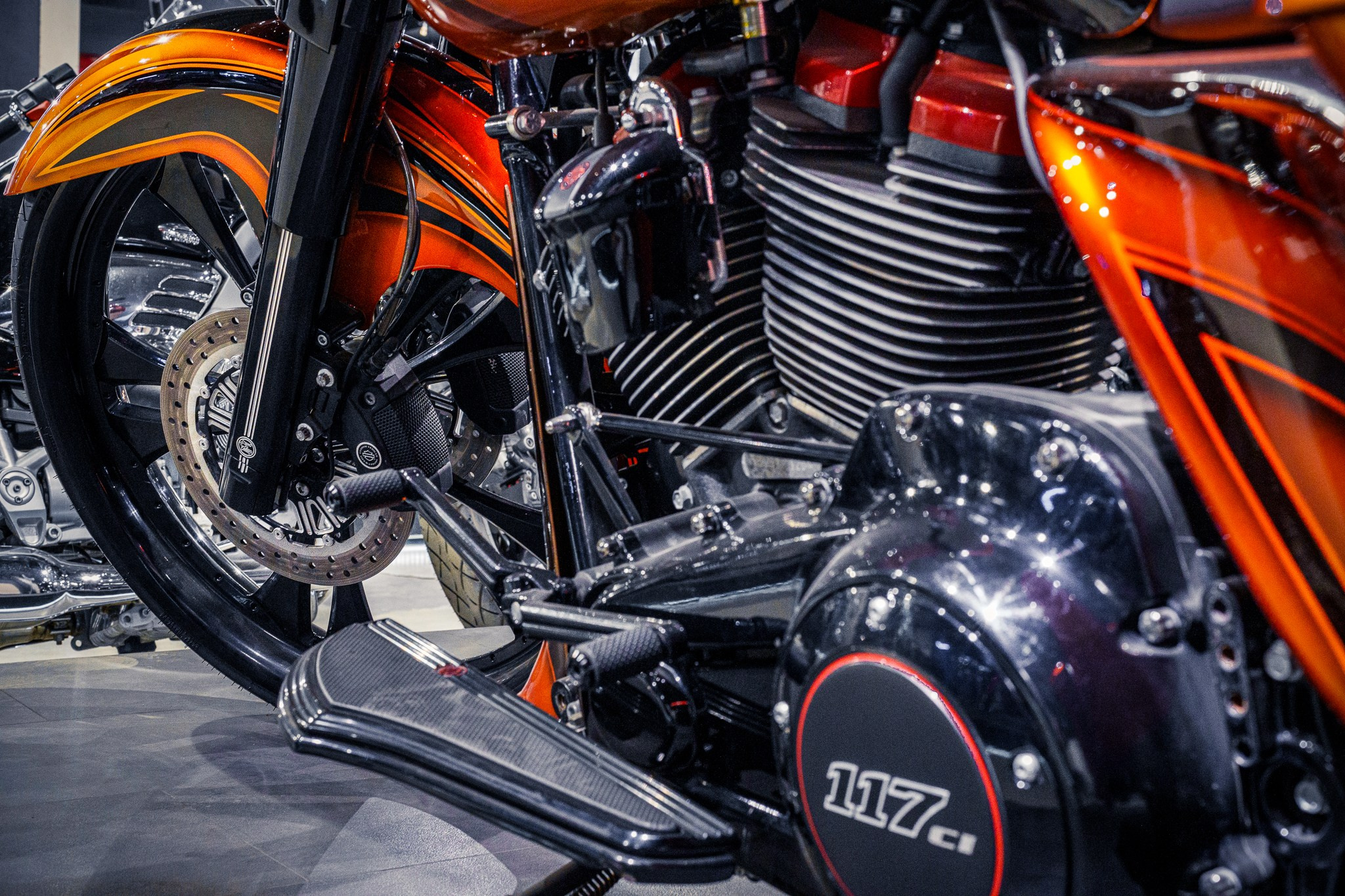 Харлей — яркий оранжевый мотоцикл 