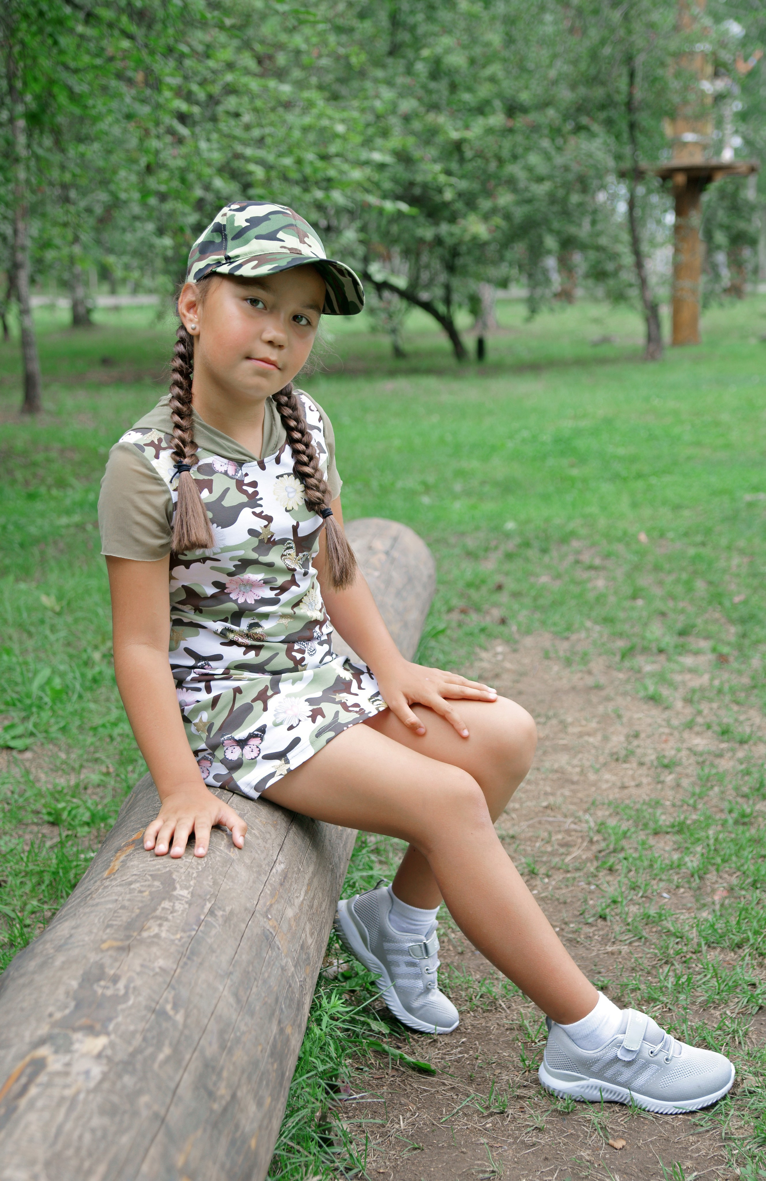 Детская фотосессия летом - девочка сидя