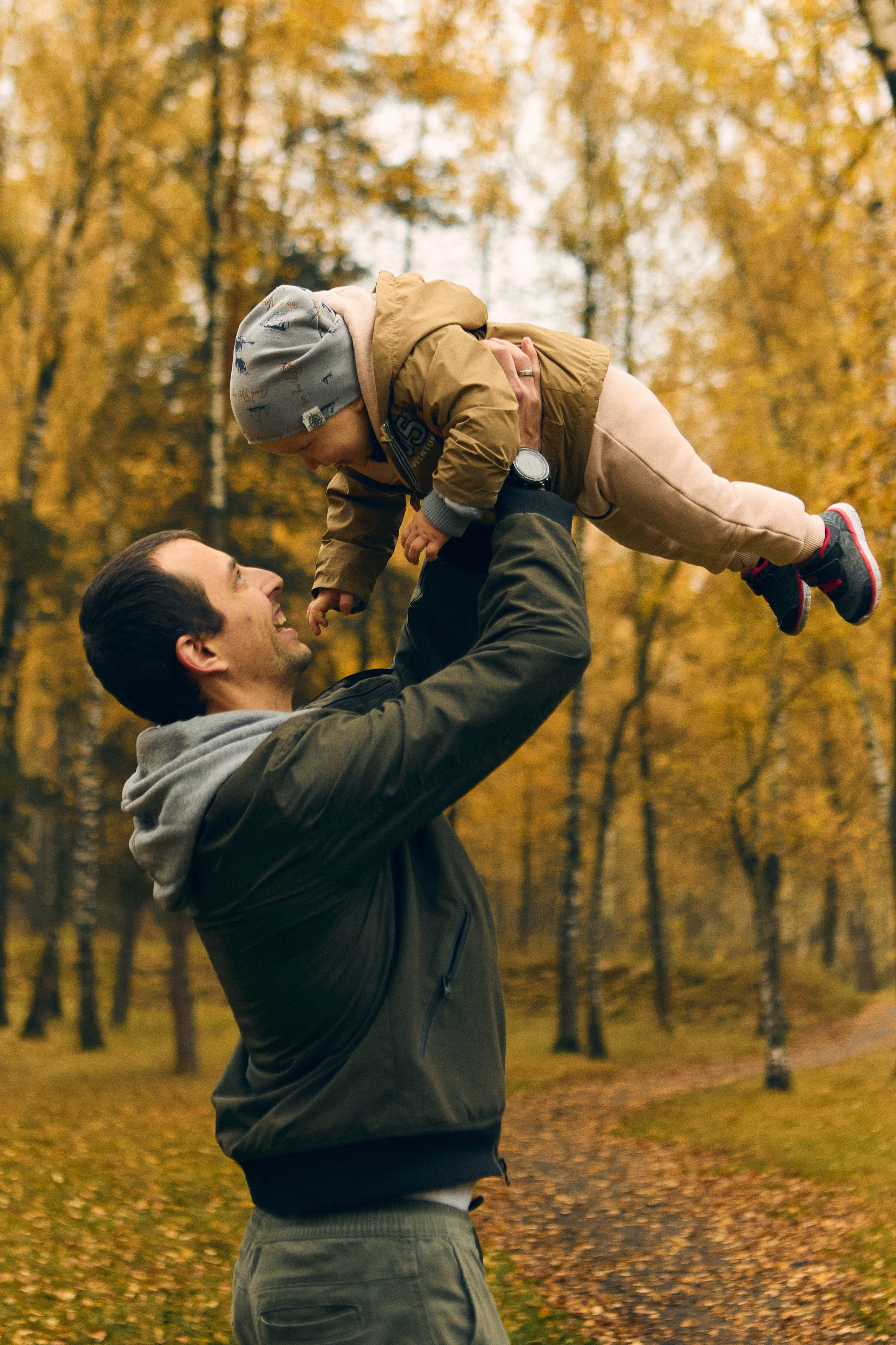 папа и сын на прогулке осенью