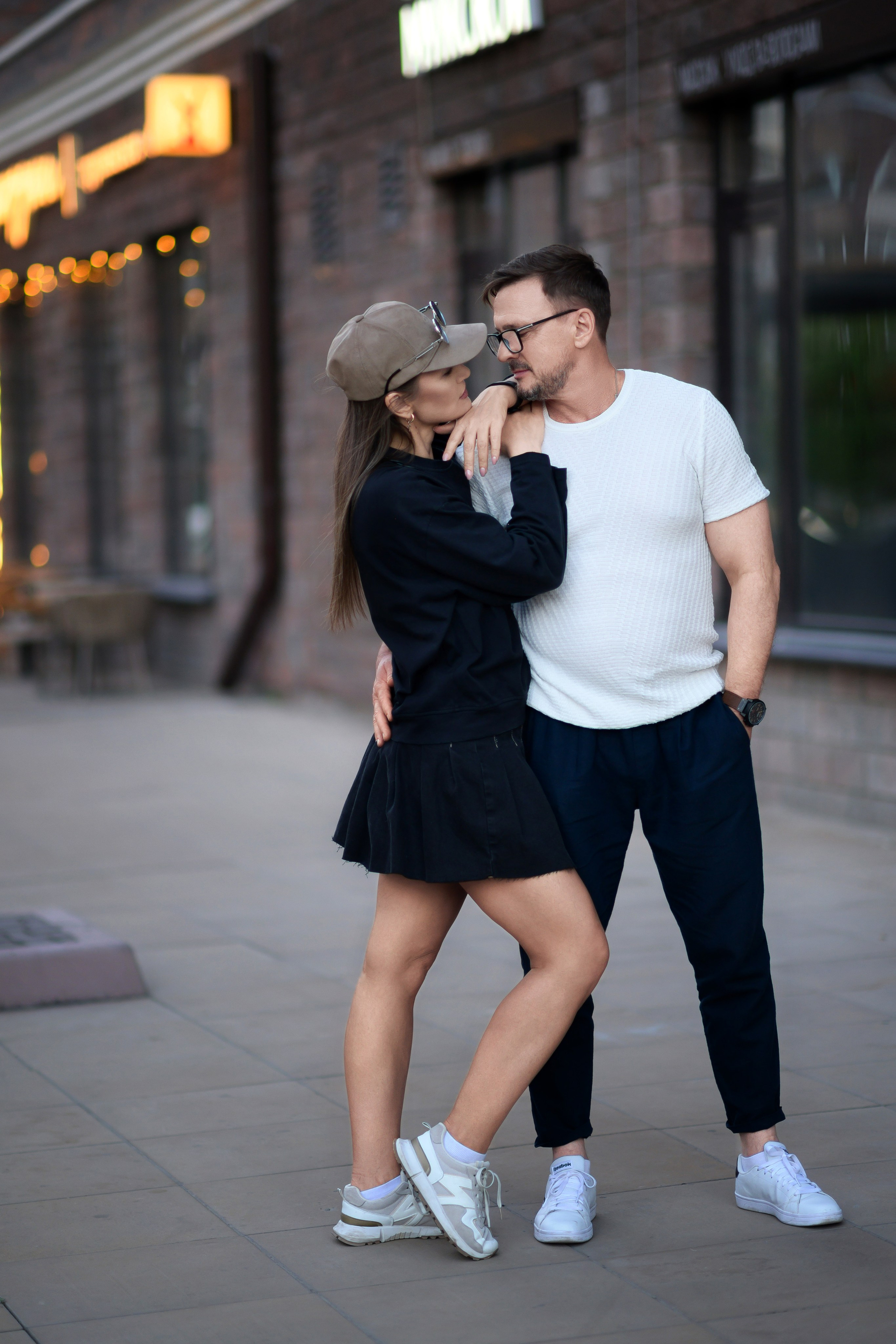 фотосессия для двоих в красноярске рядом с домом в красивом жилом комплексе