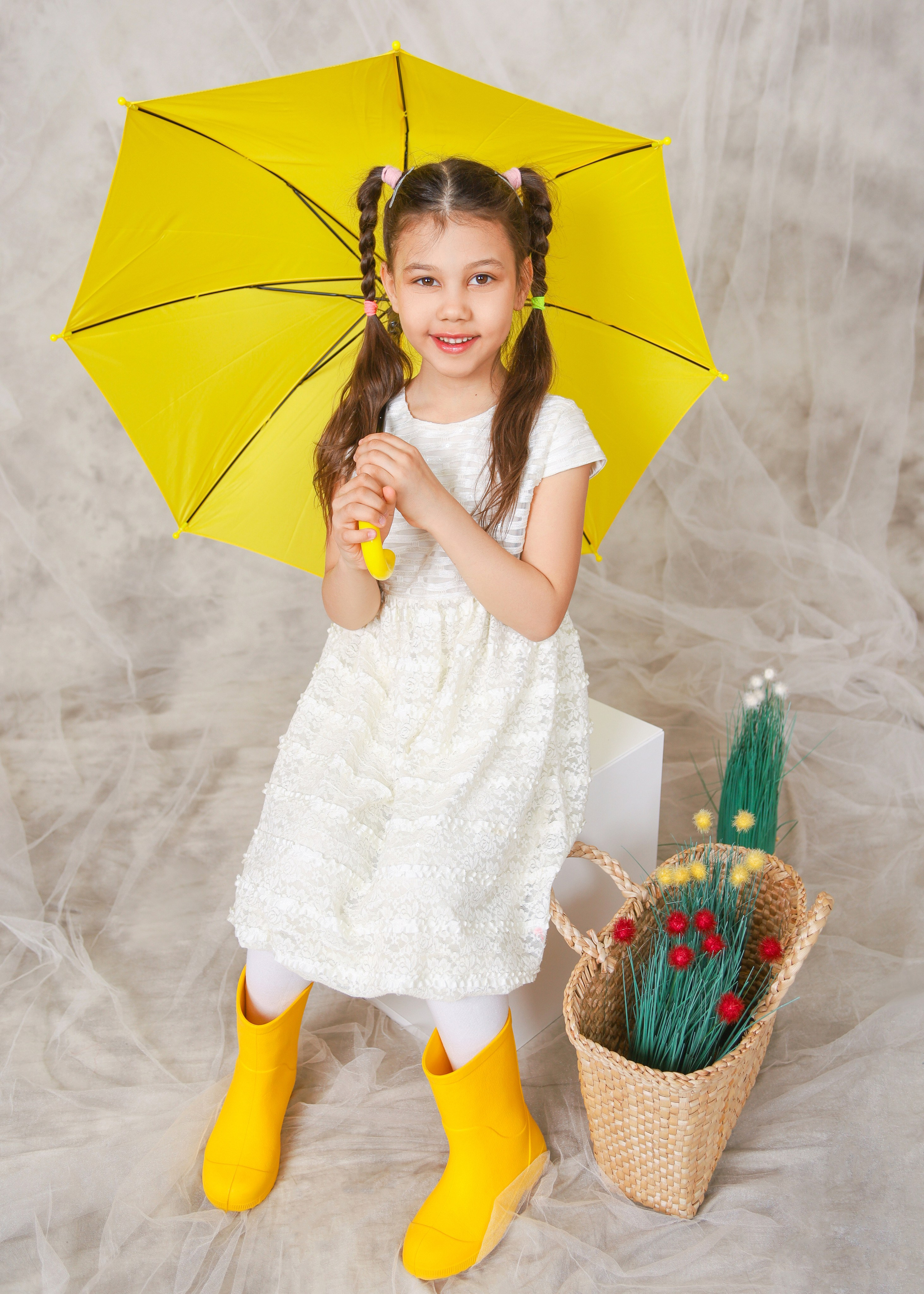 Общее фото в детском саду с выездным реквизитом в Тюмени. Выпускные альбомы в Тюмени для школ, садов, вузов спортивных секций