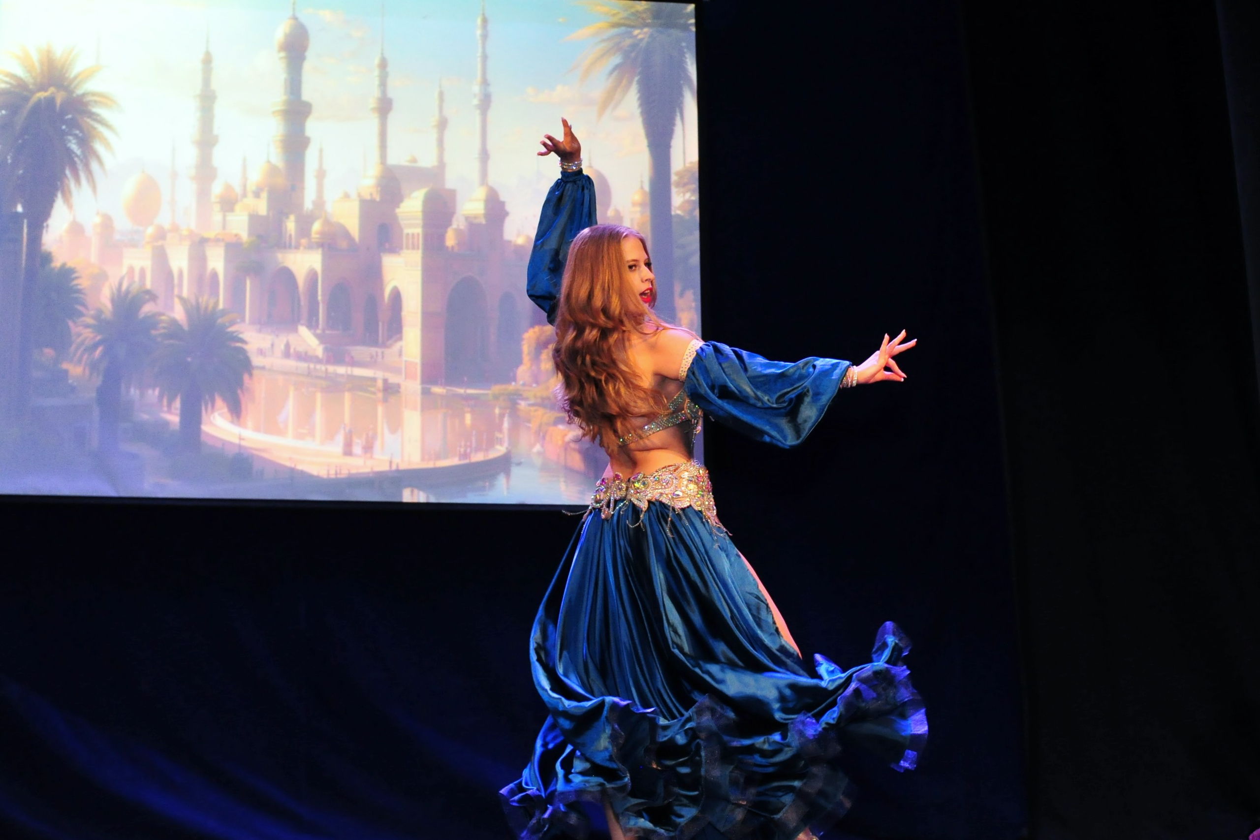 Восточный танец девушки в синем наряде