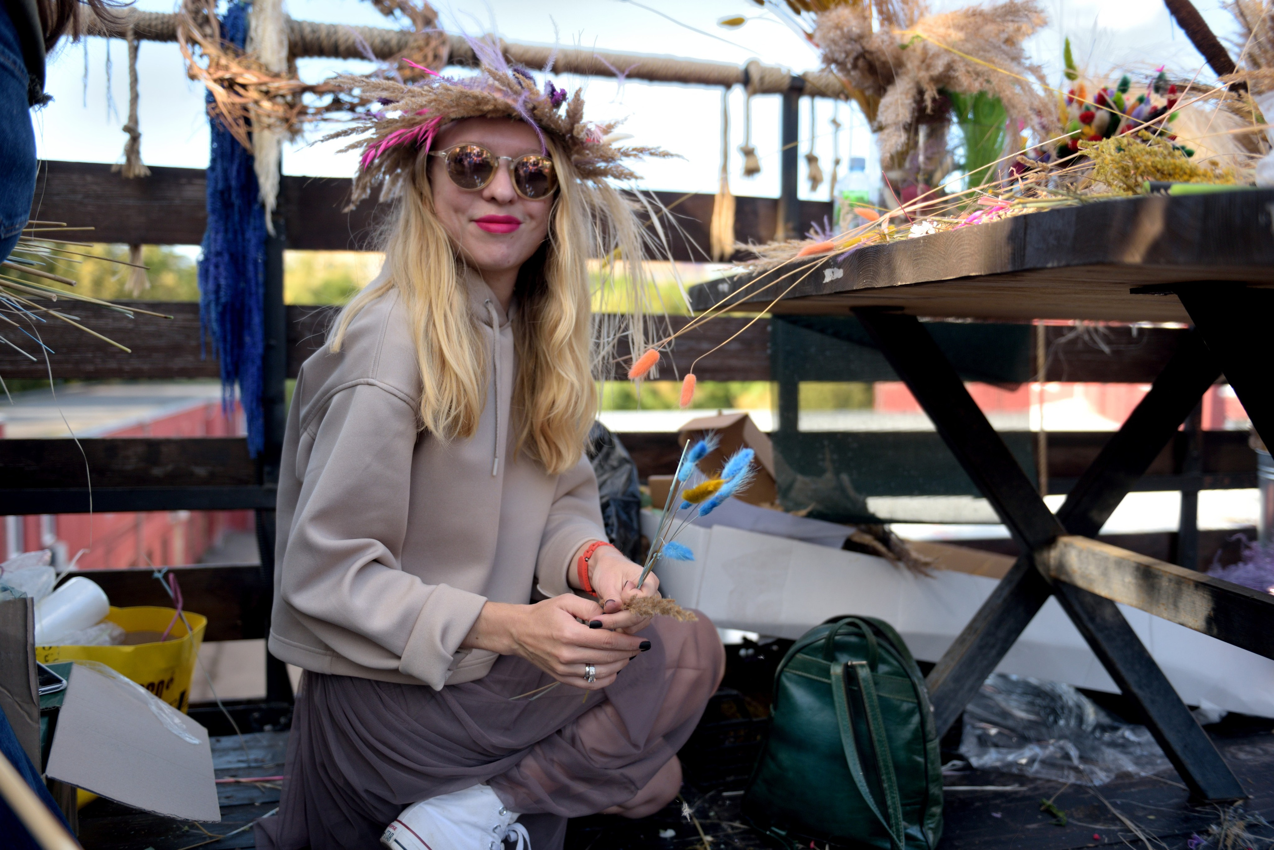 "Девушка собирает букет из колосков на мероприятии студии "Камыш".