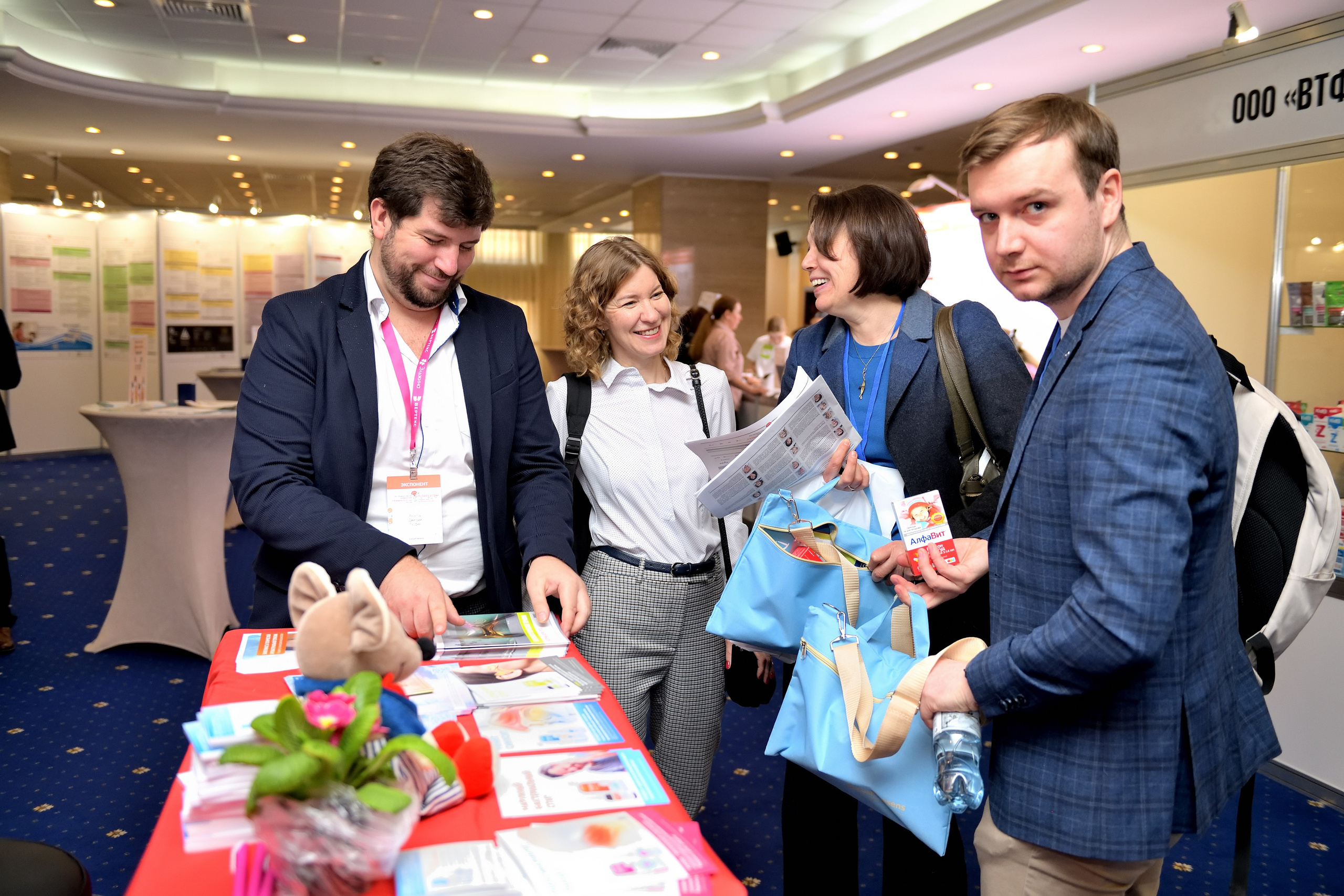 "Участники выставки в рамках медицинской конференции".