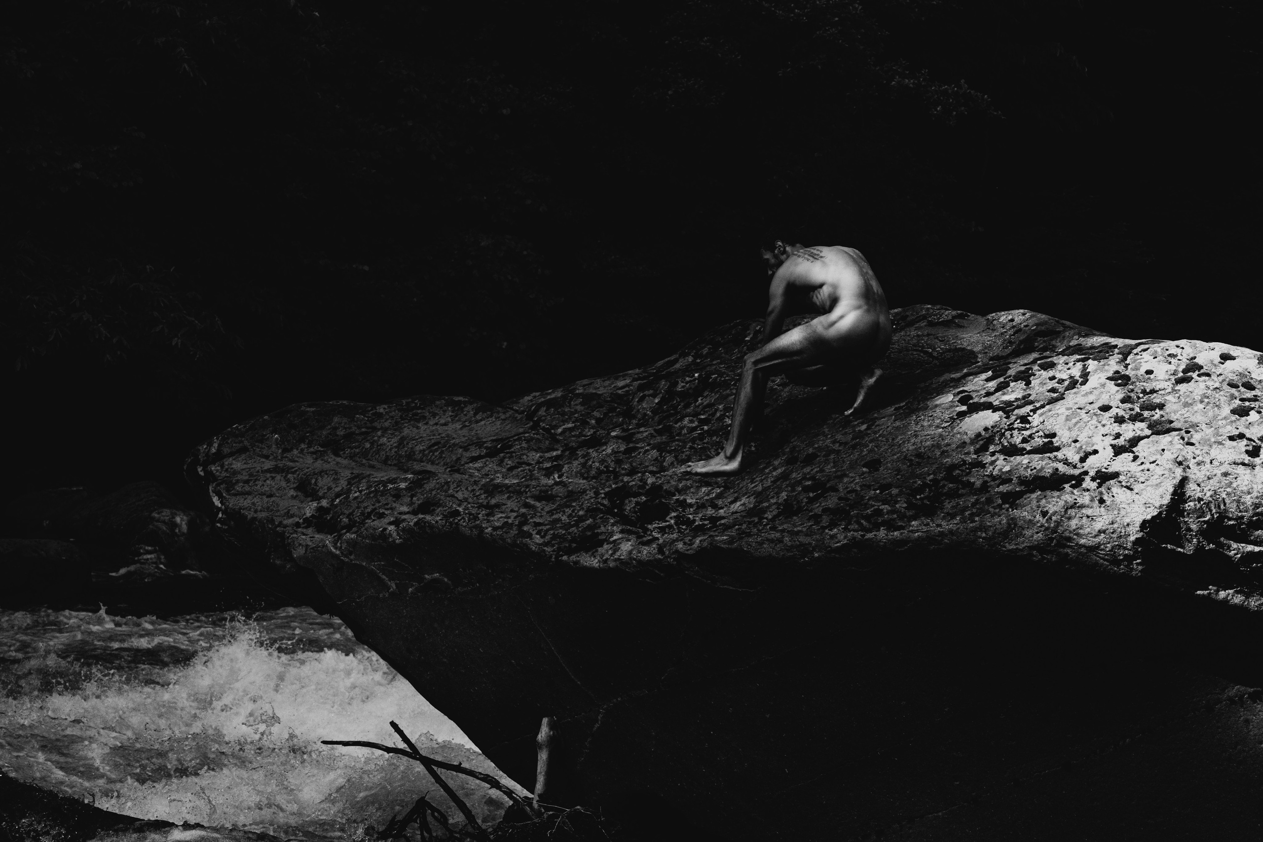 Фотография парня на фоне большего и камня возле обрыва