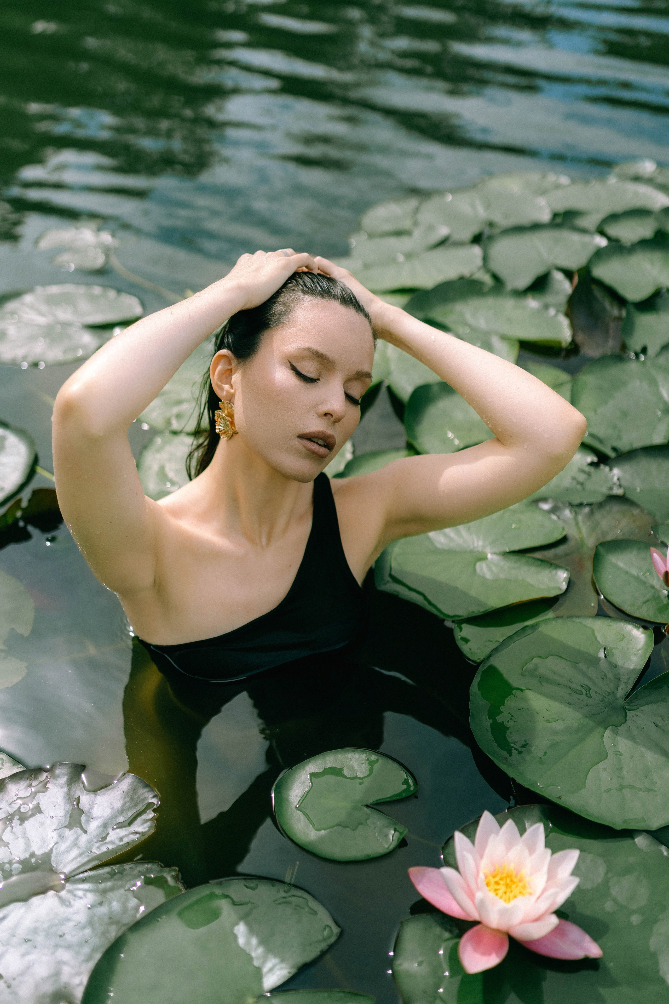 В лилиях. Фотограф Александра Кузнецова