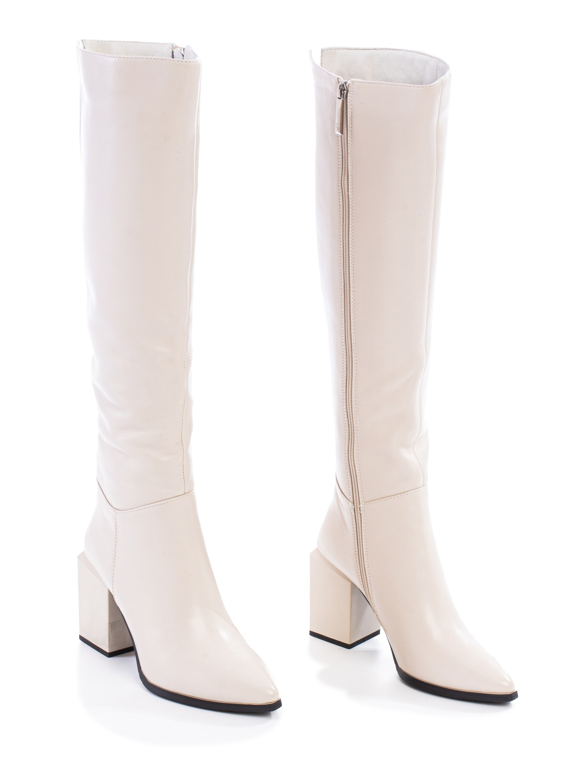 Зимняя обувь с вырезкой на белый фон. Фотограф в Туле Крупский АнДРей. Фотостудия «КАДР71» в Туле