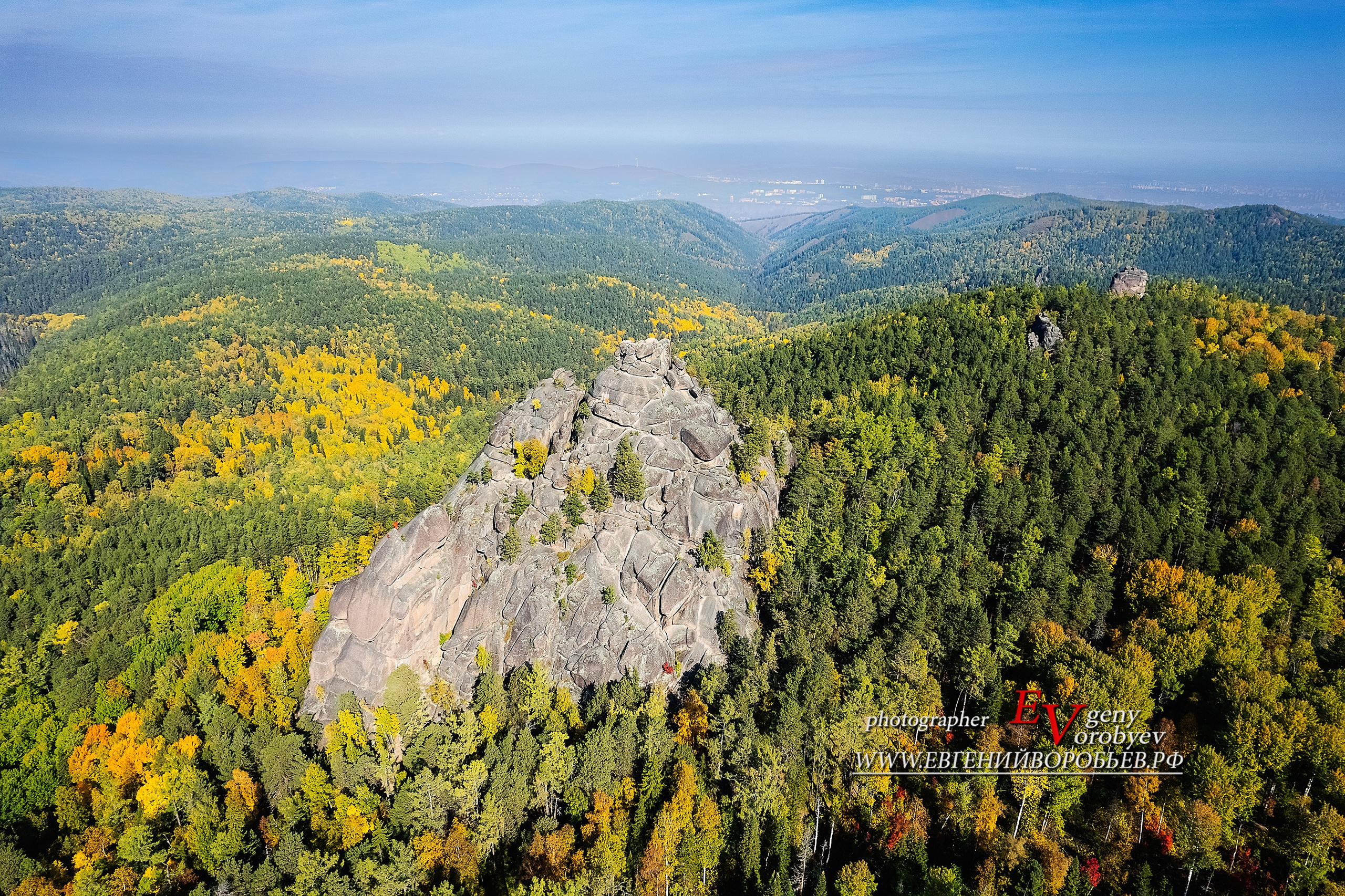 Экскурсия национальный парк заповедник Красноярские столбы цена заказать забронировать фото тур интересные места достопримечательности что посмотреть где побывать в Красноярске  Туристический маршрут центральные столбы скала Перья Дед Львиные ворота первый второй столб Фотосессия фотограф Красноярск природа пейзаж аэросъёмка с FPV дрона квадрокоптера