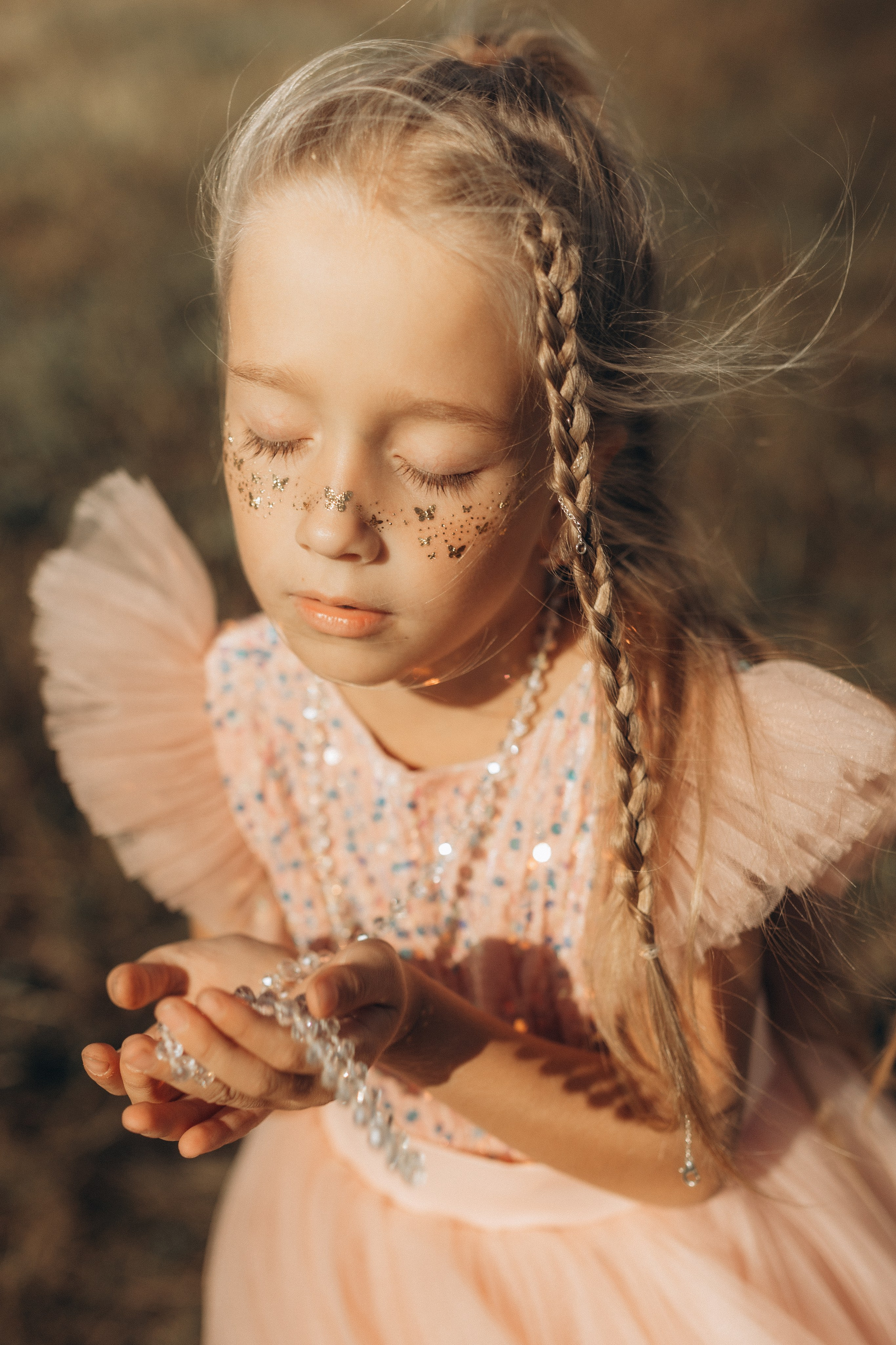 Вика и Миша на сене. Семейный фотограф lifestyle в Новосибирске Елена Шпилевая