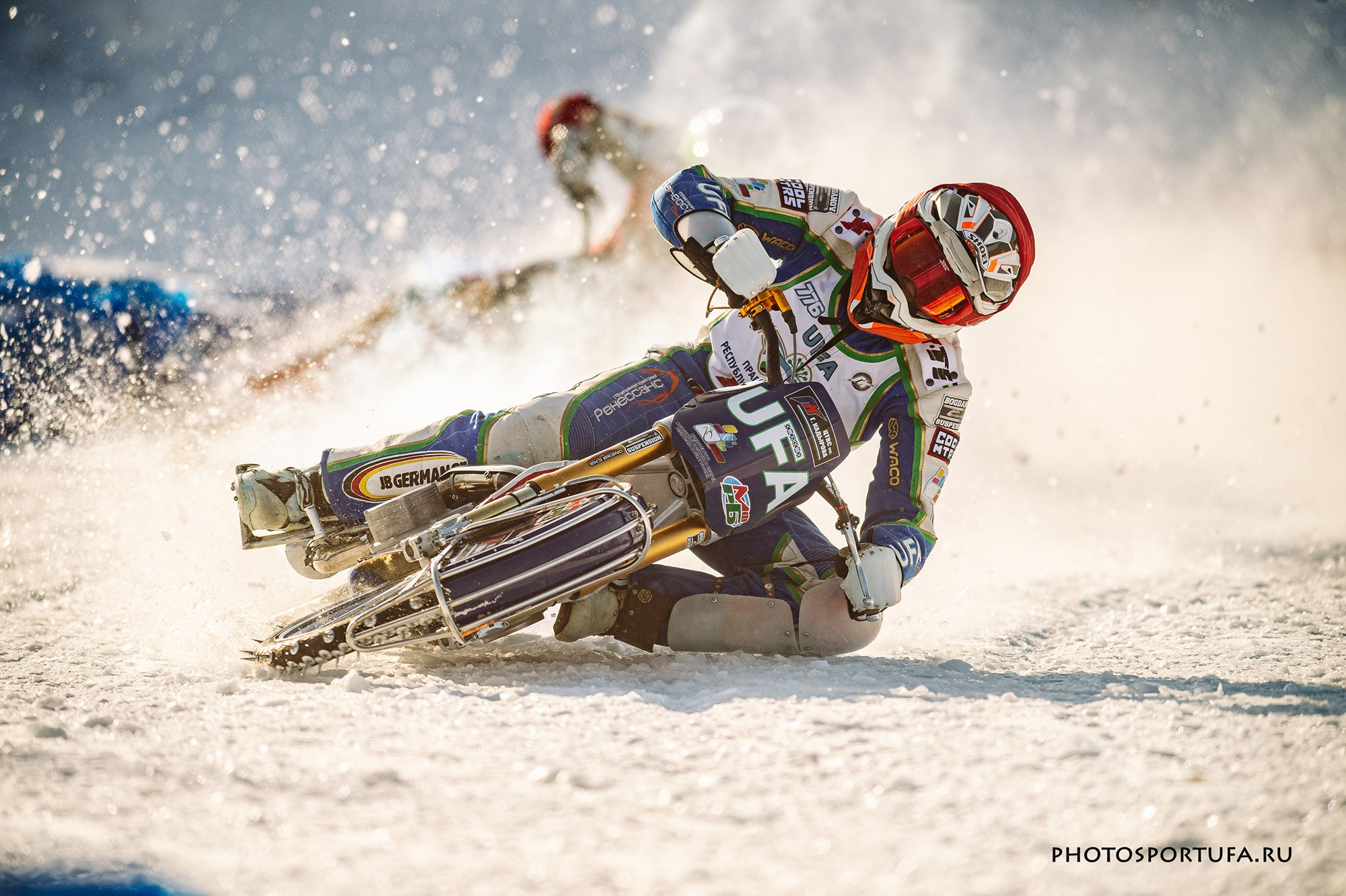 Мотогонку на льду. Спортивный фотограф в Уфе Евгений Буров