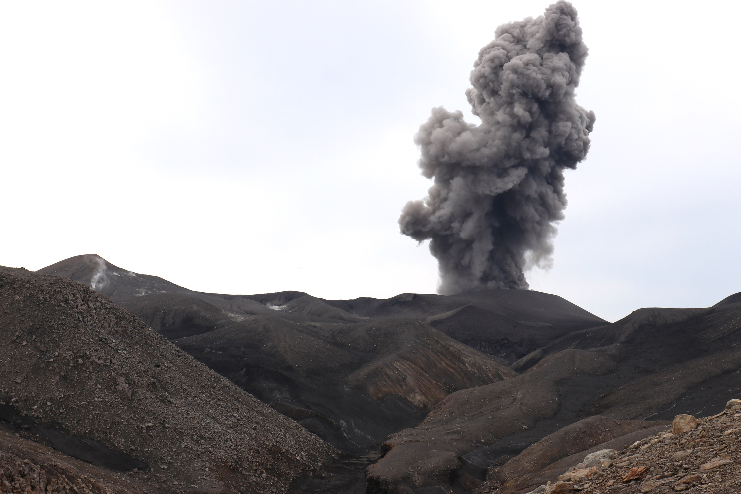 А вот и приветствие вулкана Эбеко. Выброс пепла, столб километра 1,5 