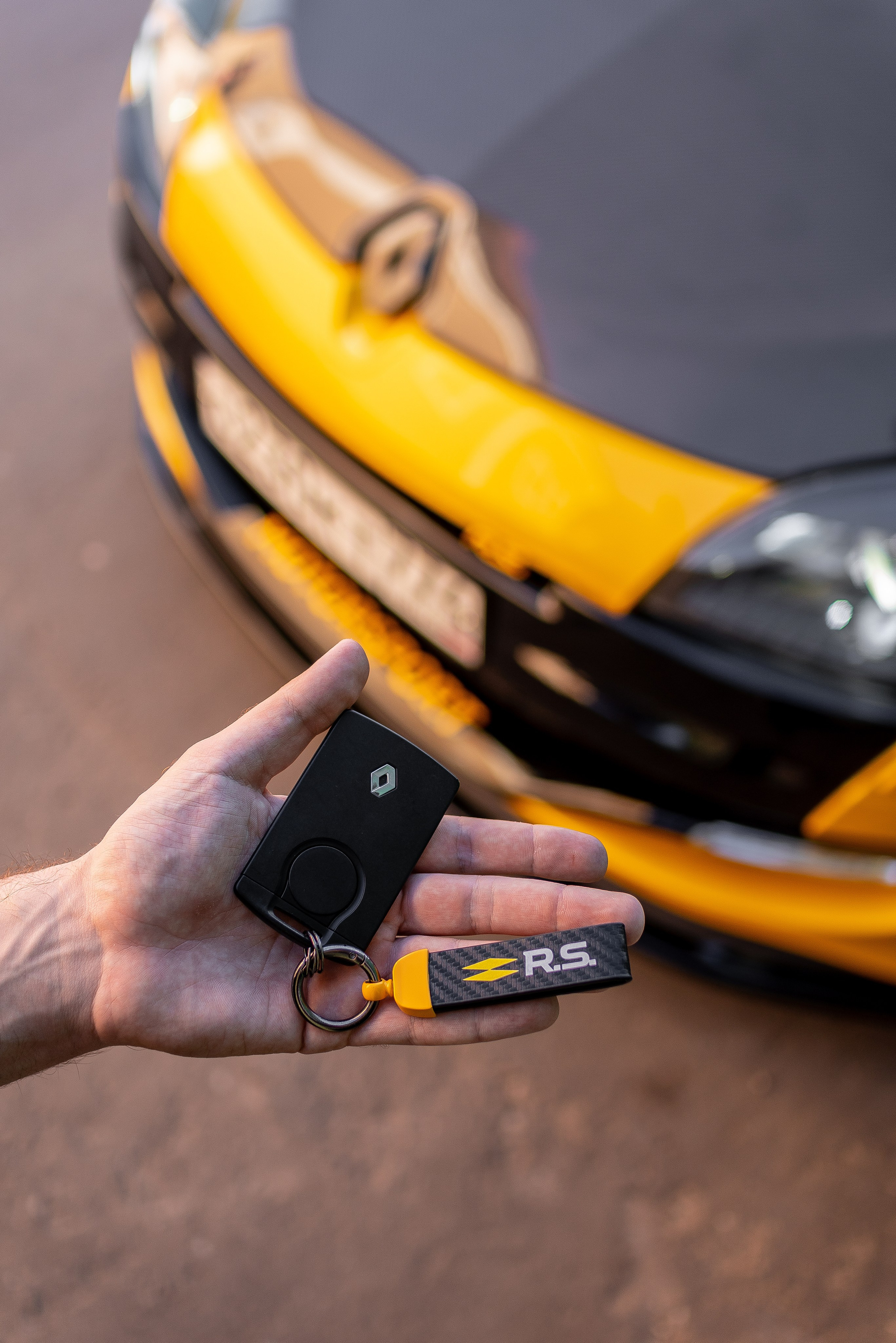 Спортивный хэтчбэк ездит по улицам Москвы. Жуков Илья  свадебный фотограф в Москве