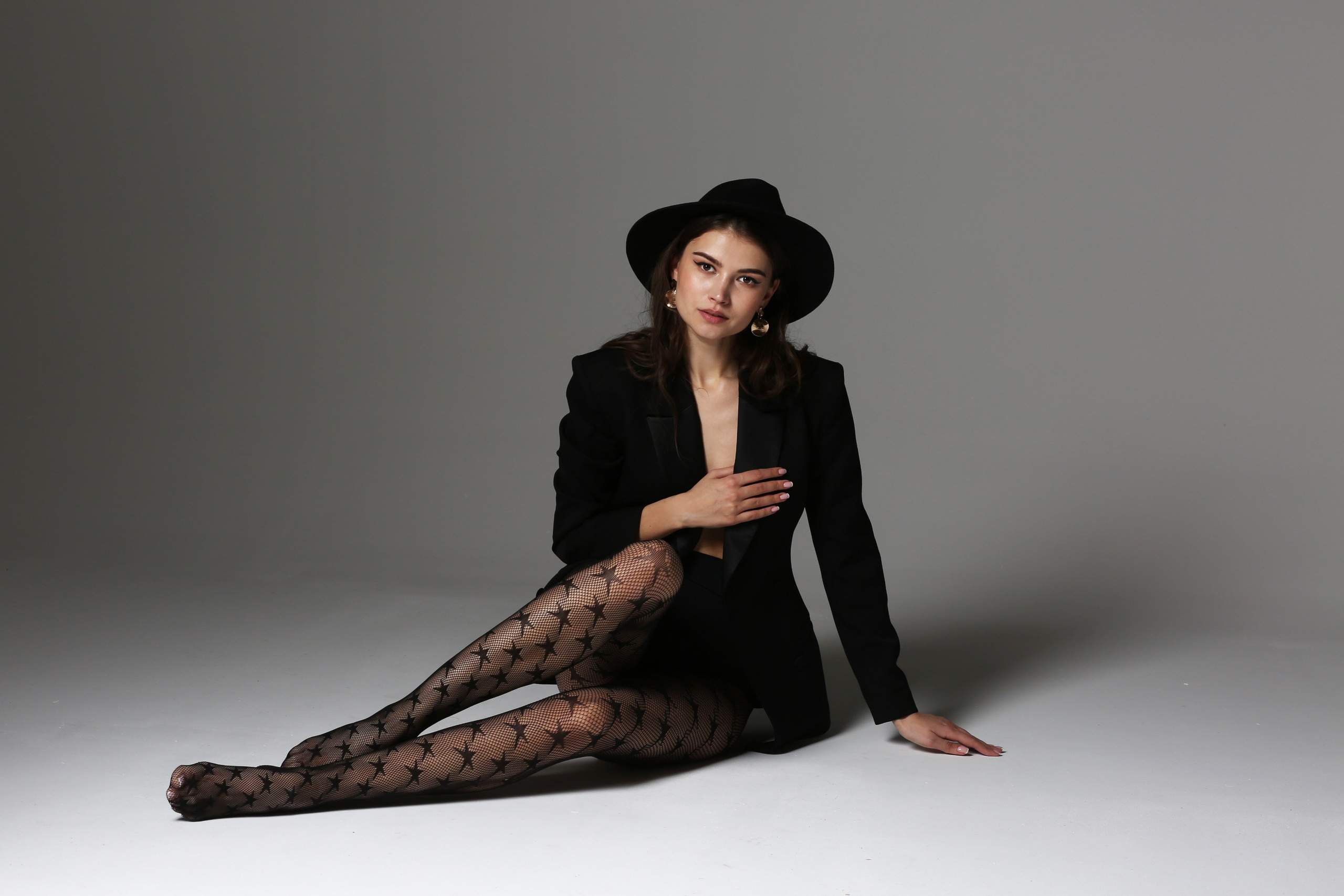 Фотосессия для девушки в студии в Москве от женского фотографа. Фотосессия в студии в Москве от профессионального фотографа услуги по доступным ценам