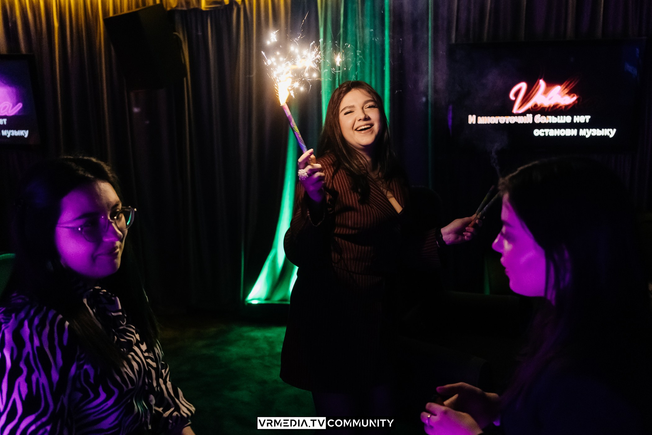 Караоке-бар «Volna»: Мир, труд, май, запевай