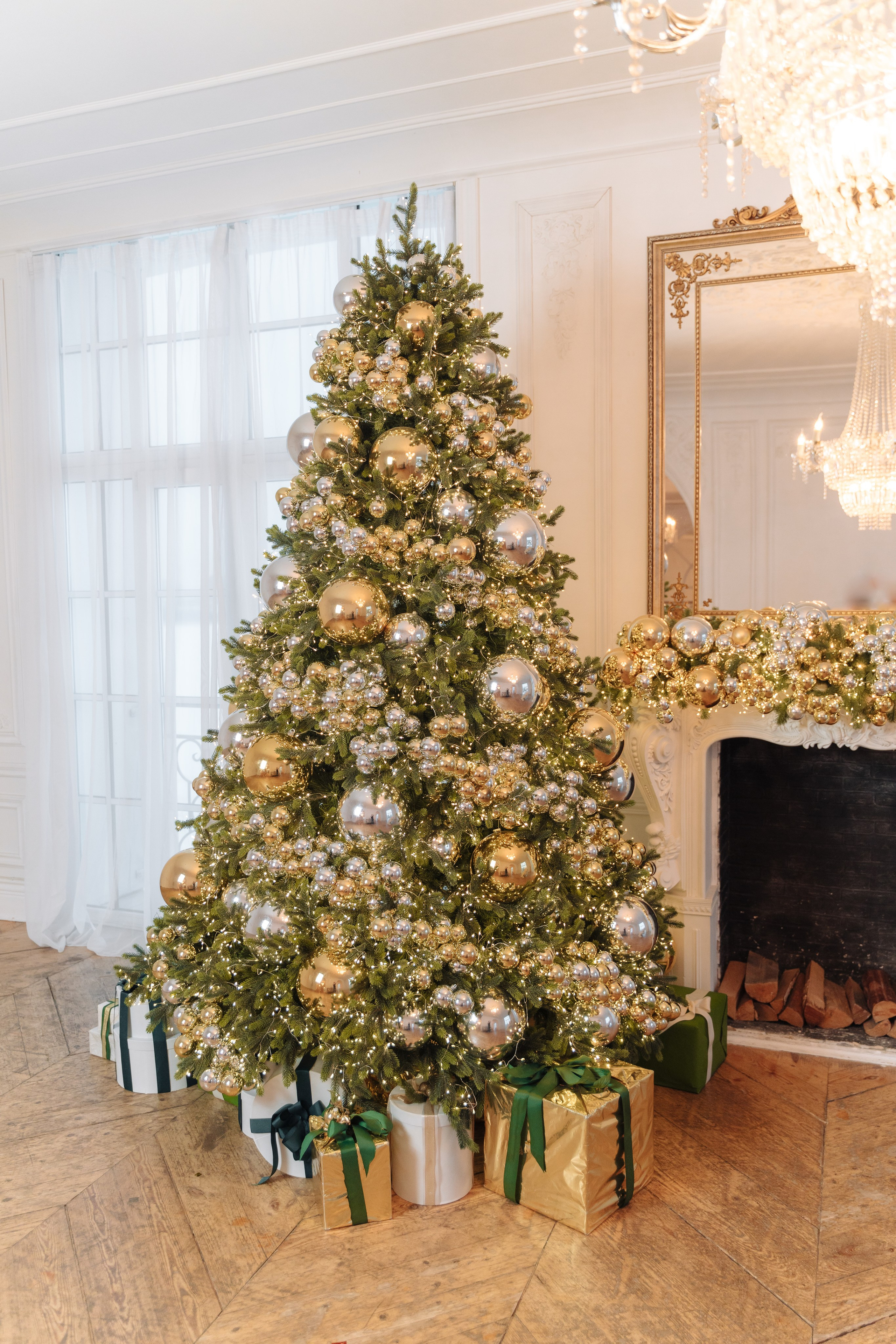 Зимняя фотосессия лавстори с предложением руки и сердца в фотостудии