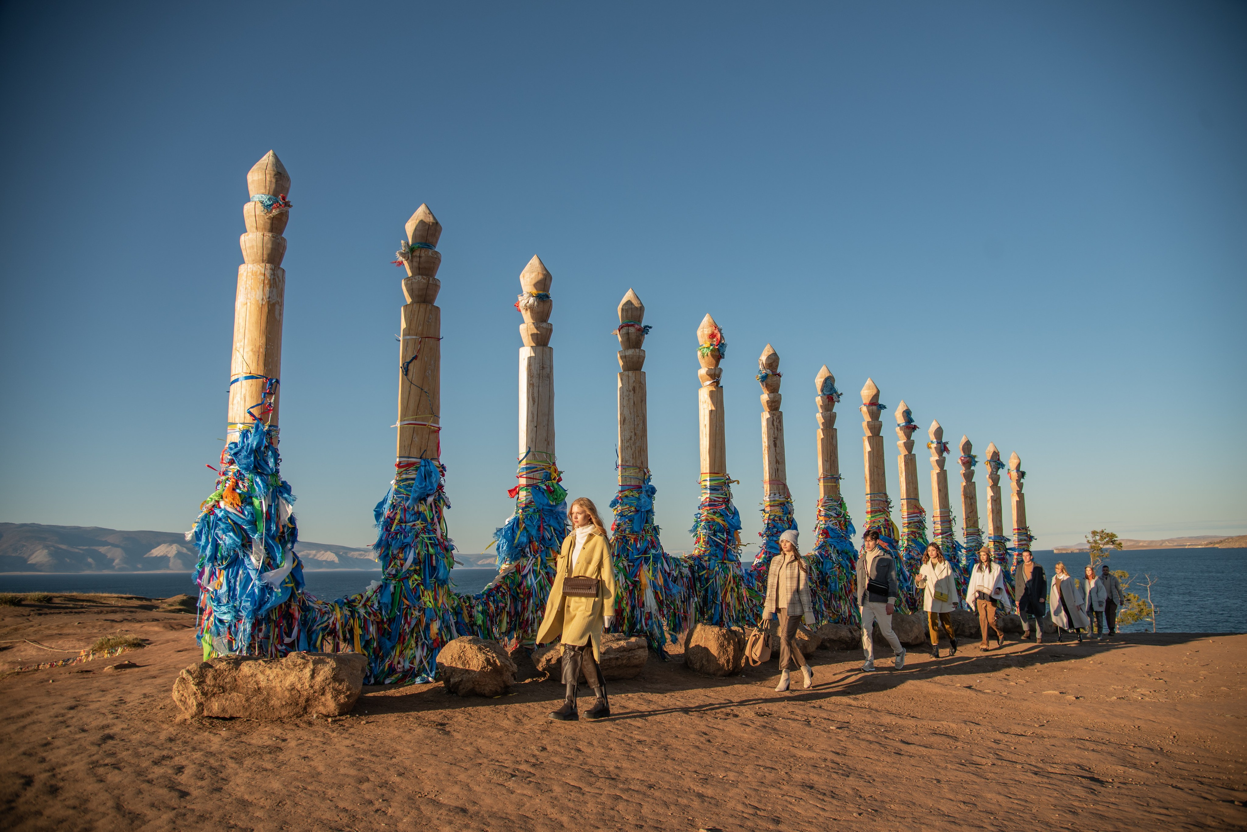 Съёмка одежды на Ольхоне. Занимаюсь профессиональной фотографией и живу рядом с Байкалом. Работаю в разных жанрах