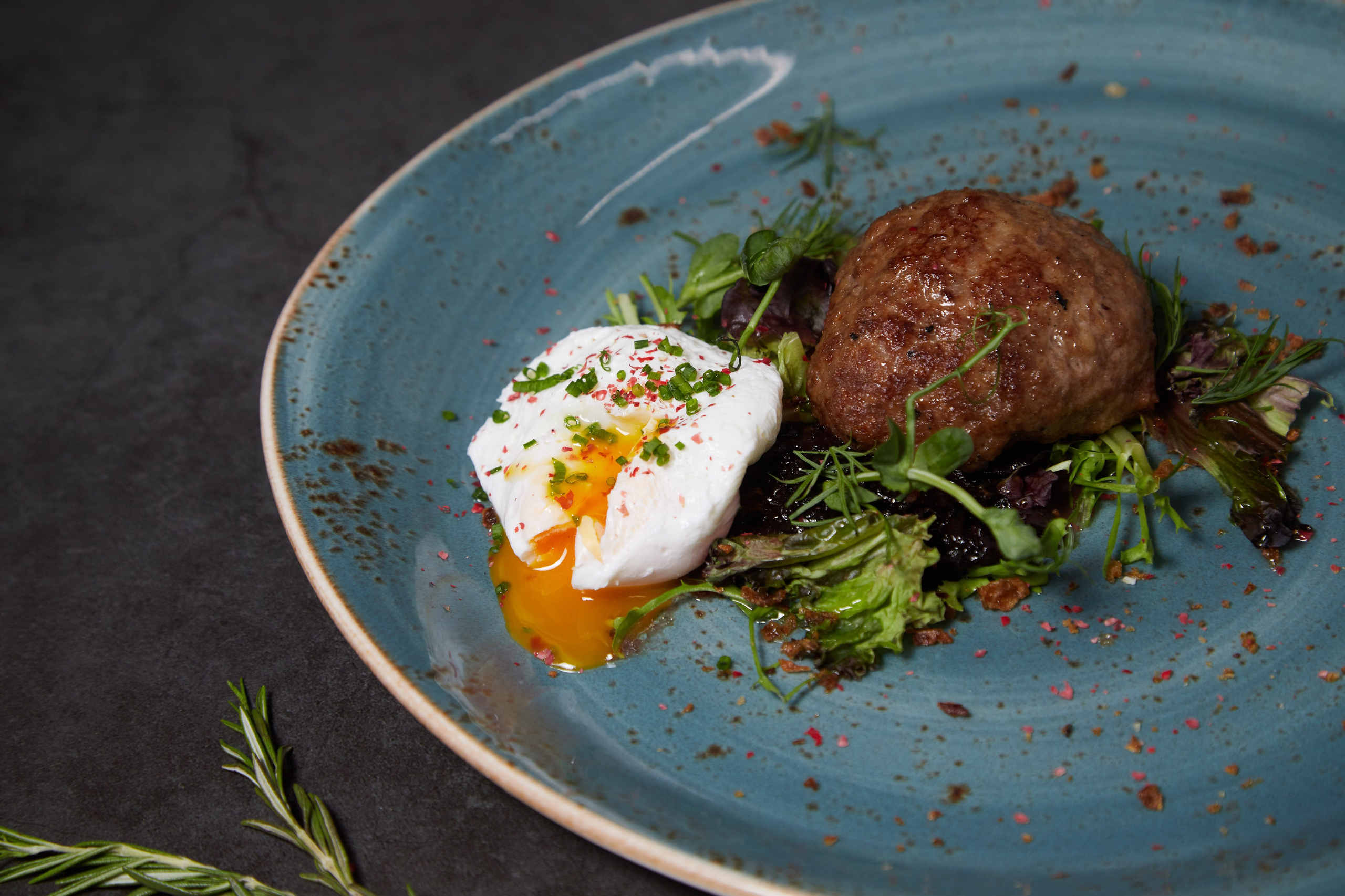 Котлета из говядины с гарниром из овощей и пюре.