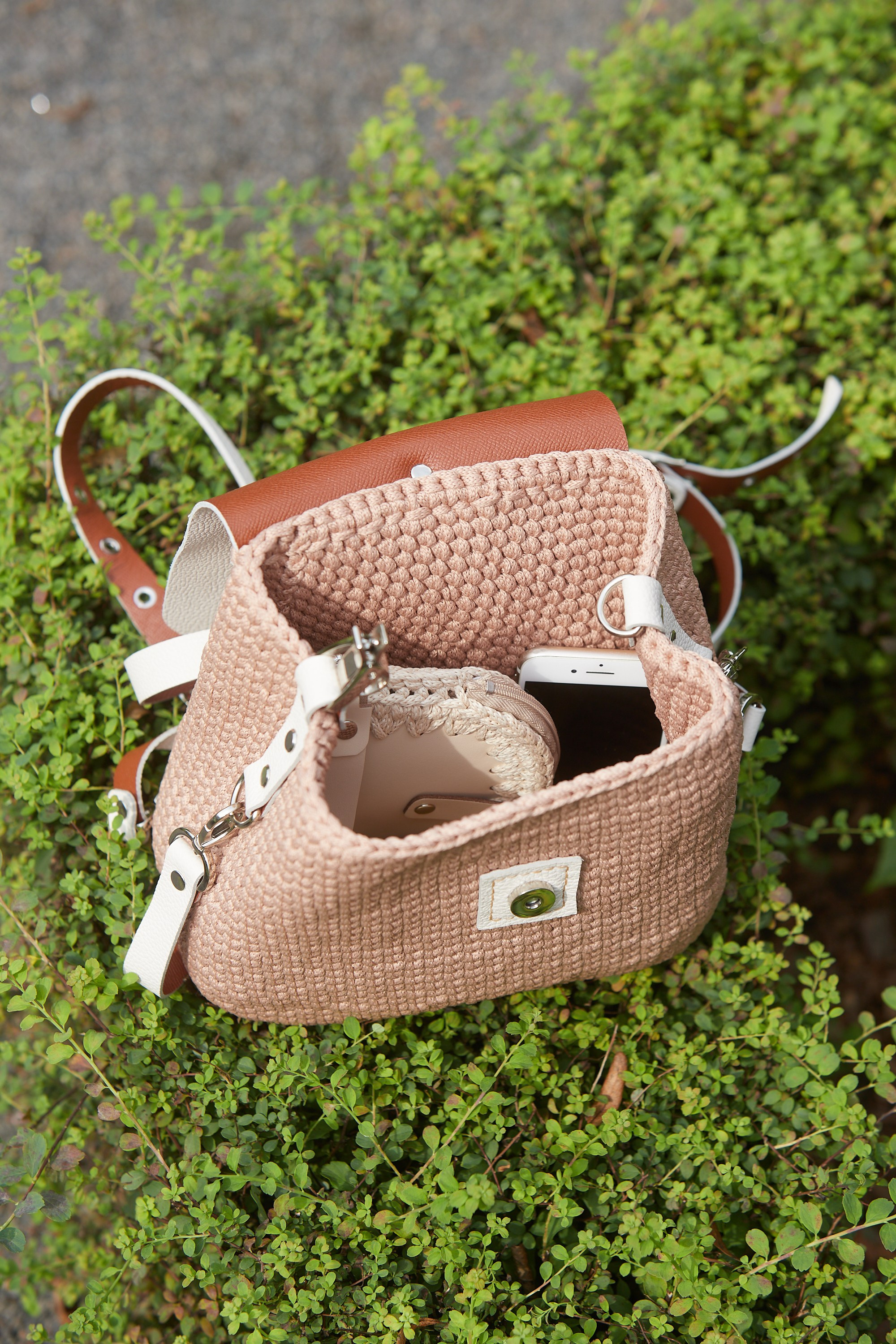 Предметная фотосессия — набор вязаных аксессуаров на природе.