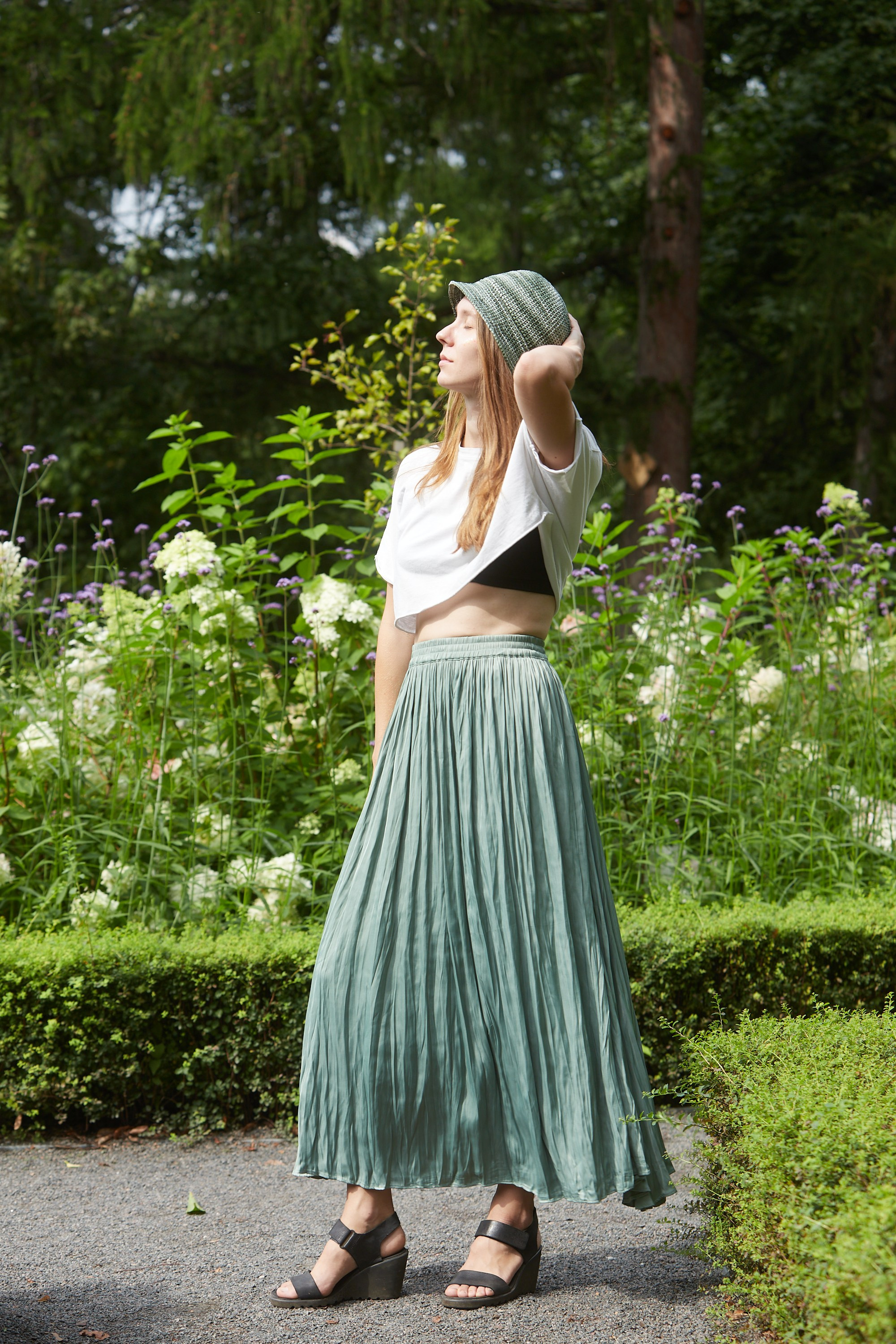 Фотосессия девушки в розовом вязаном платке.