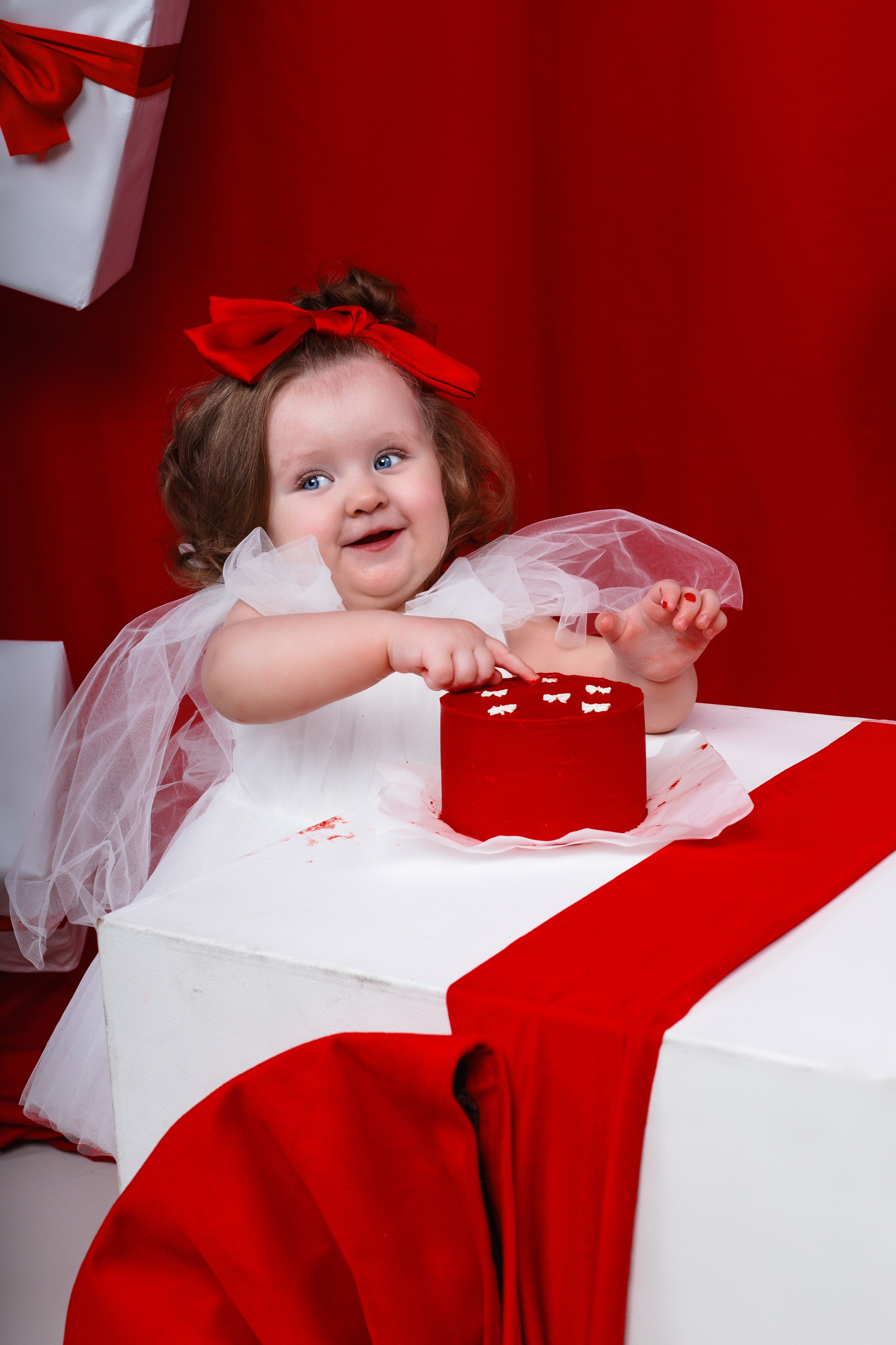 Профессиональная фотосессия на годик девочке в фотостудии в Сочи. Детский студийный фотограф Сочи