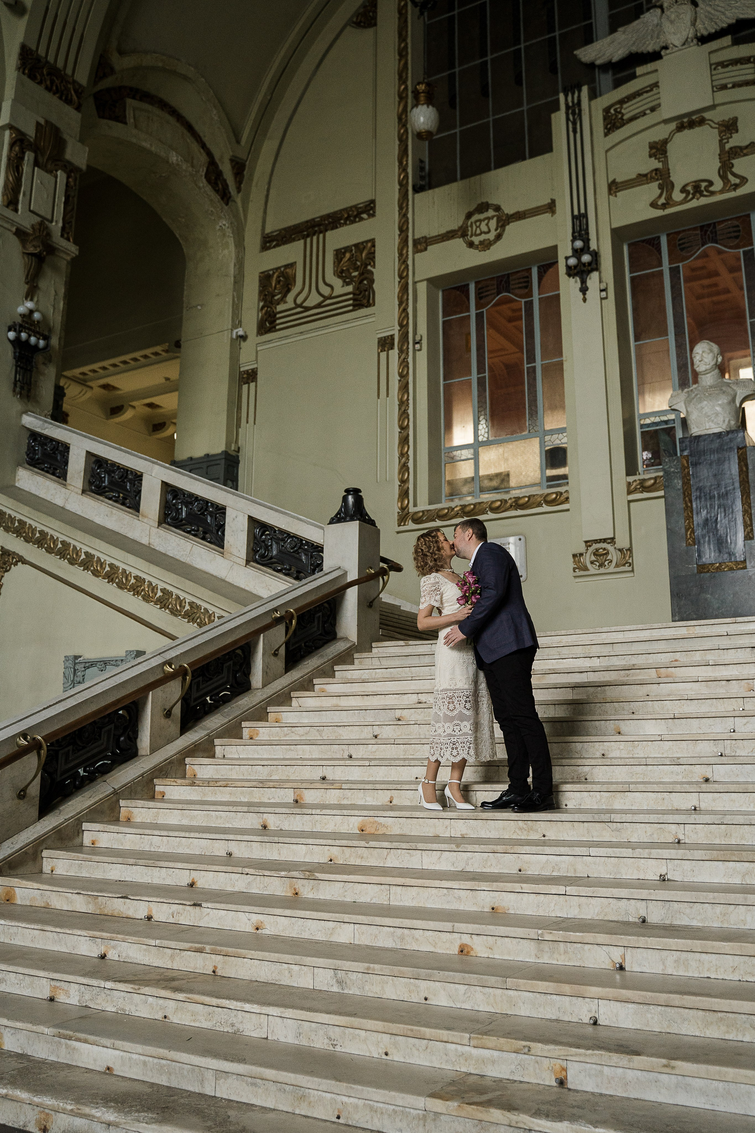 Свадебная фотосессия на Витебском вокзале. Свадебный и семейный фотограф в Пушкине и Санкт-Петербурге Мария Филиппова